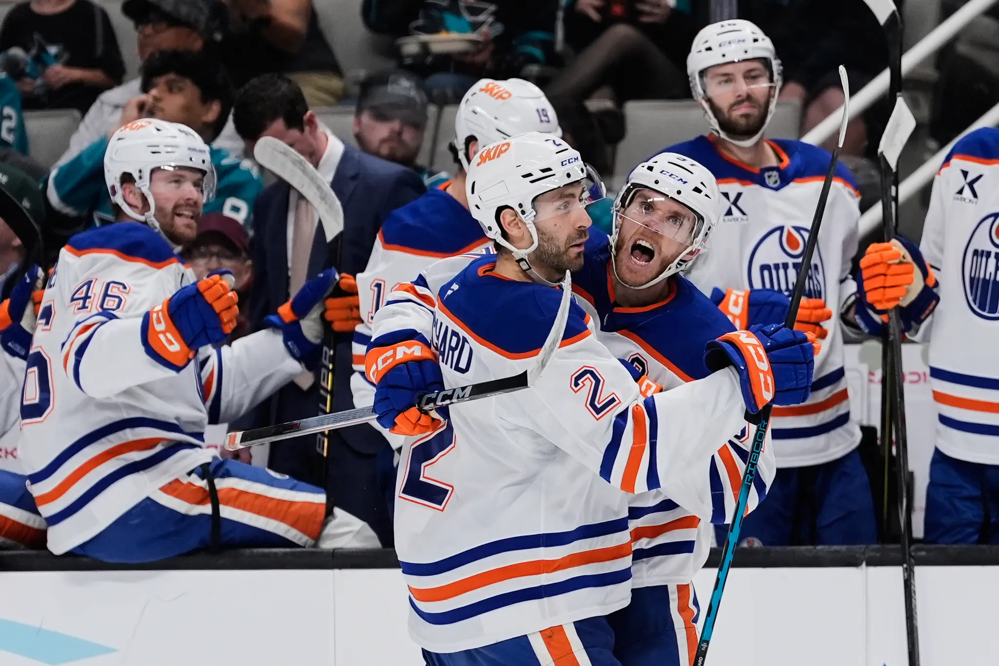 Connor McDavid oslavuje gól so spoluhráčom.