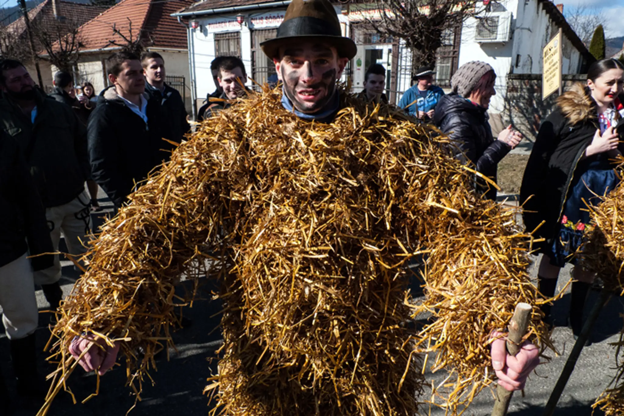 V Piešťanoch si otužilci vyrezali bazén do ľadu na zamrznutej vodnej nádrži Sĺňava. (29. januára 2017)