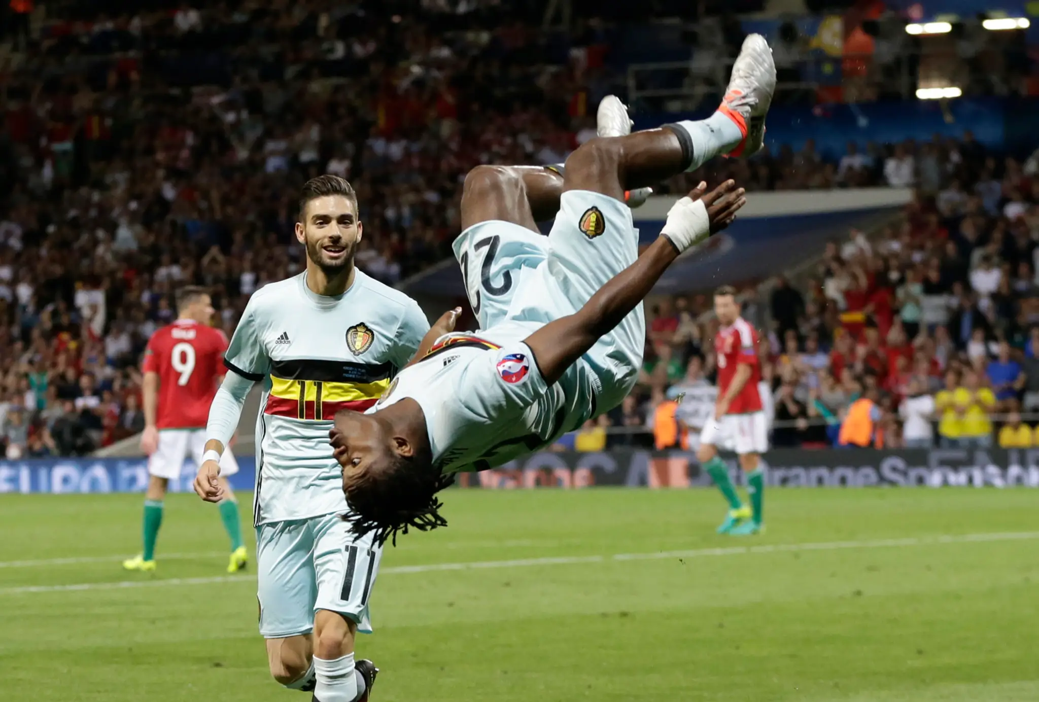 Michy Batshuayi z Belgicka sa teší po góle v osemifinále ME proti Maďarsku