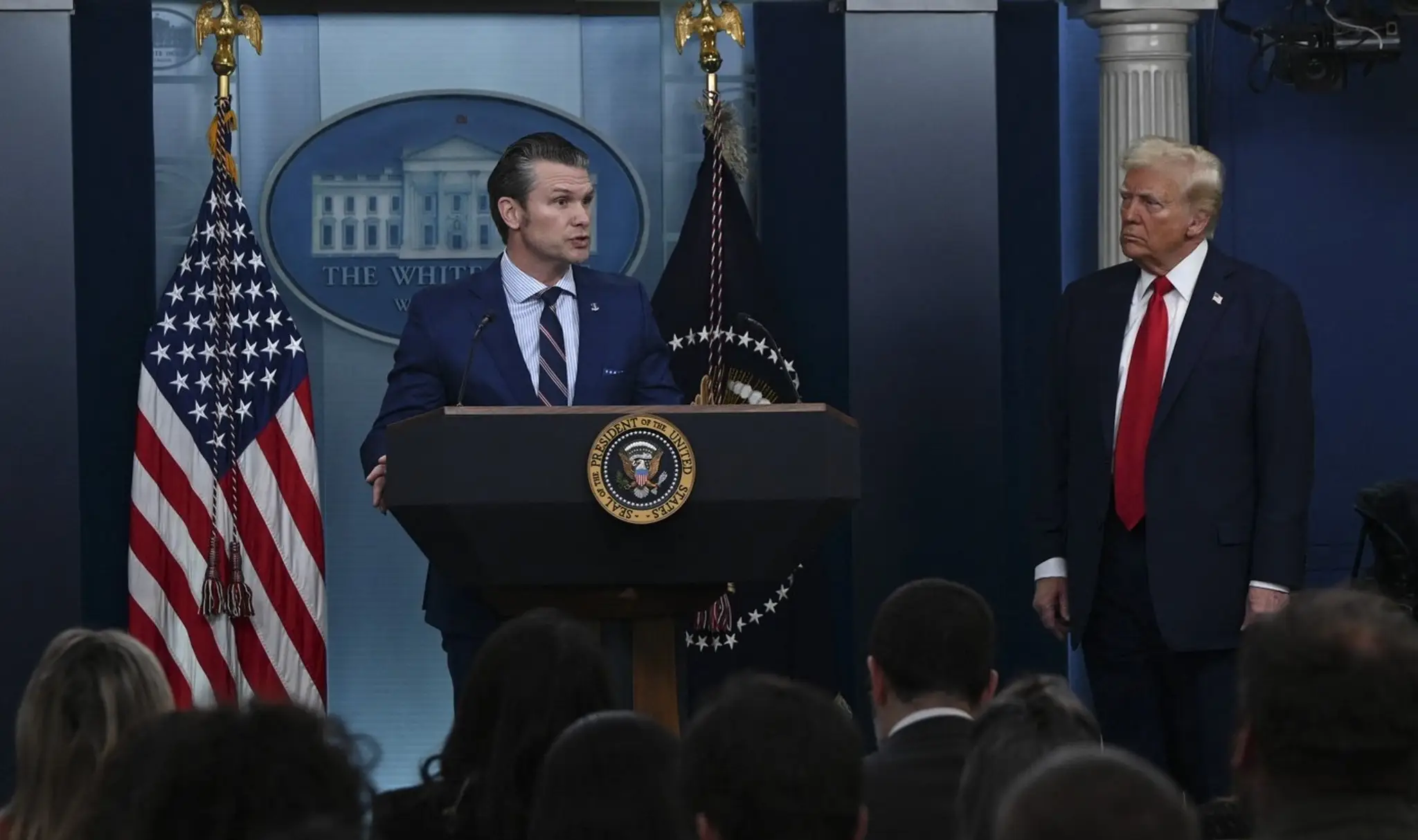 Americký minister obrany Pete Hegseth a prezident USA Donald Trump na tlačovej konferencii v Bielom dome.
