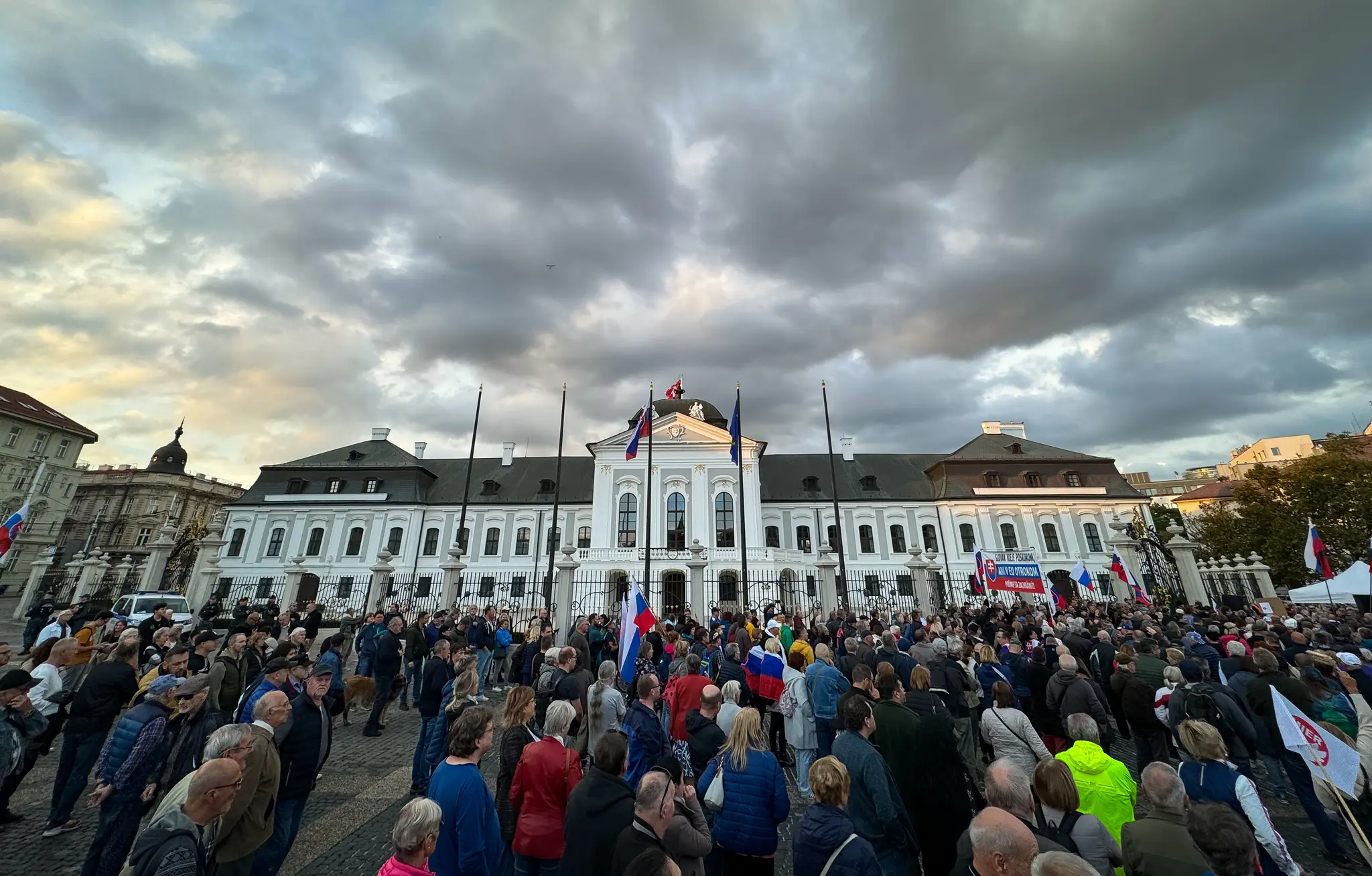 Účastníci verejného zhromaždenia na podporu Rudolfa Huliaka pred Prezidentským palácom.