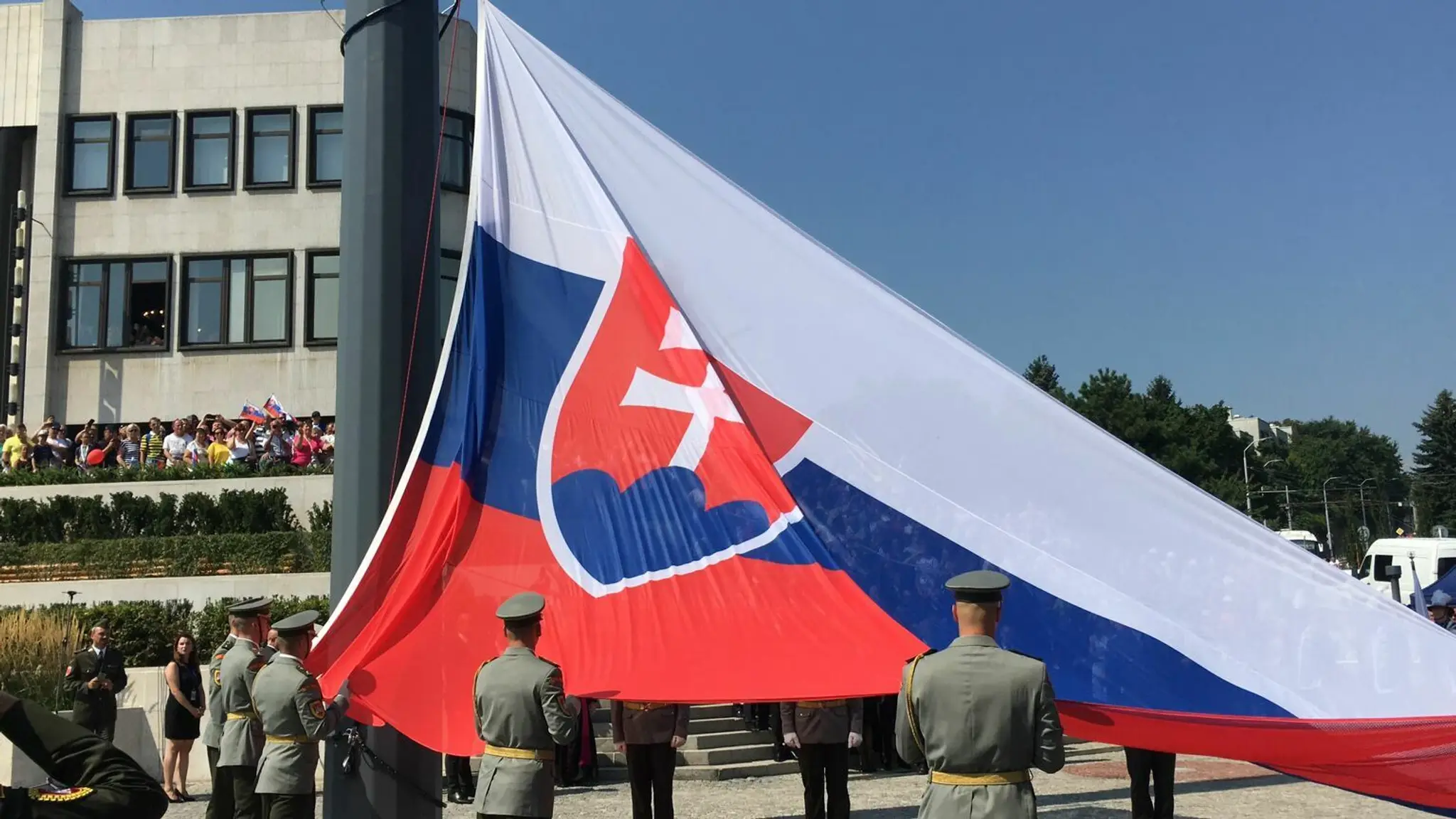 Prvé vztyčovanie vlajky na novom stožiari pred parlamentom.