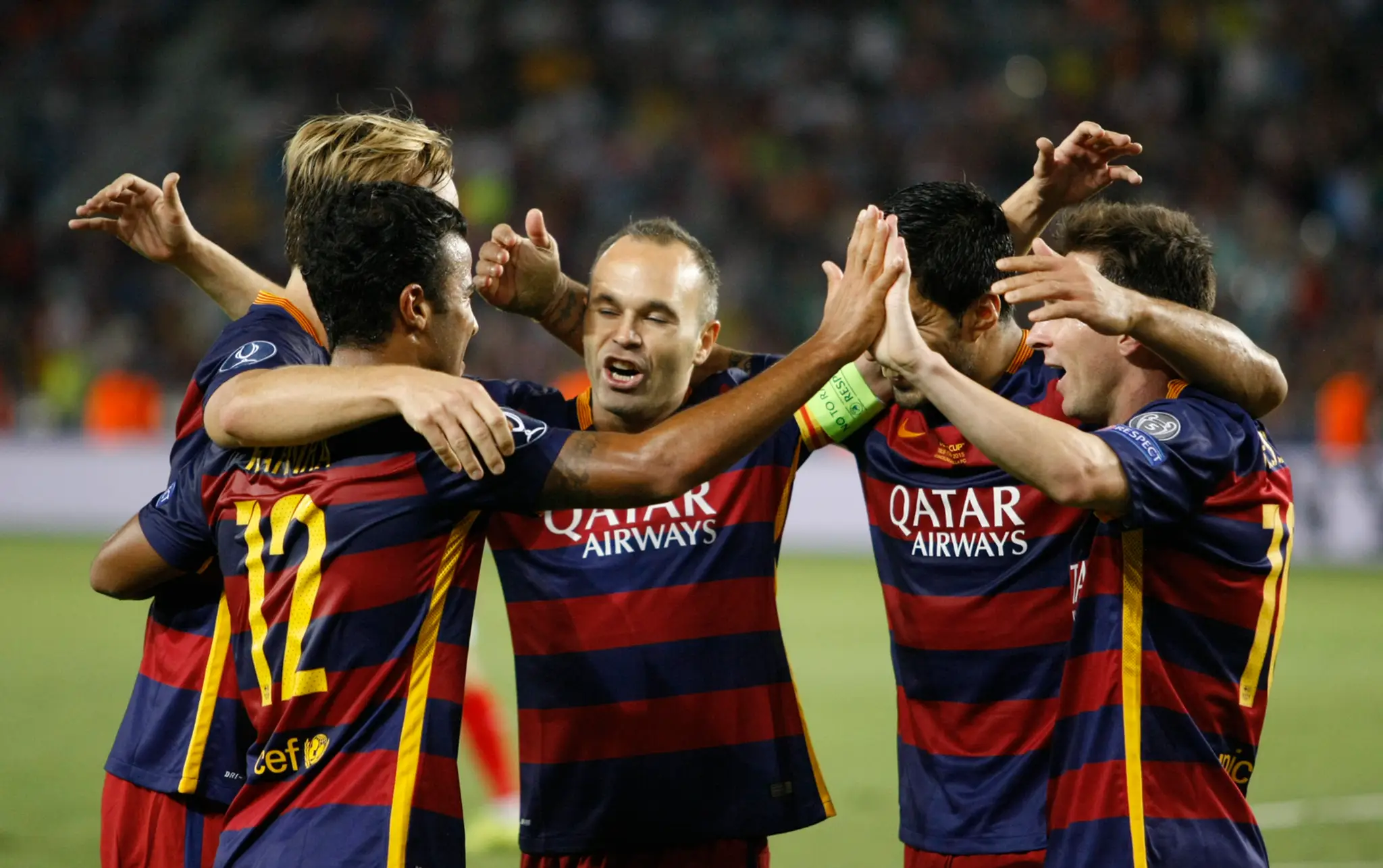 Hráči FC Barcelona sa tešia po strelení gólu do Brány FC Sevilla v Superpohári.