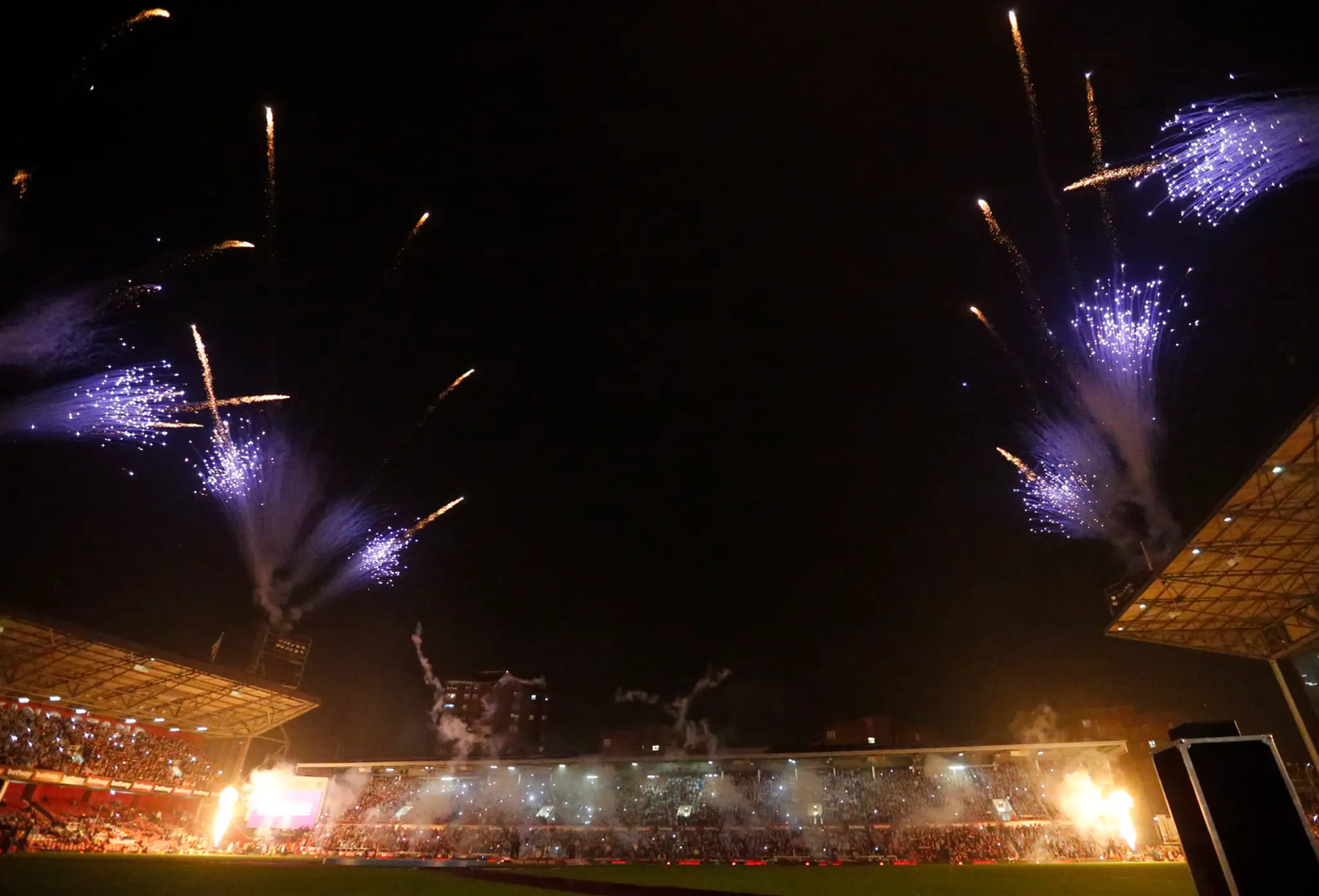 Ohňostroj na štadióne Upton Park po poslednom domácom zápase West Hamu.