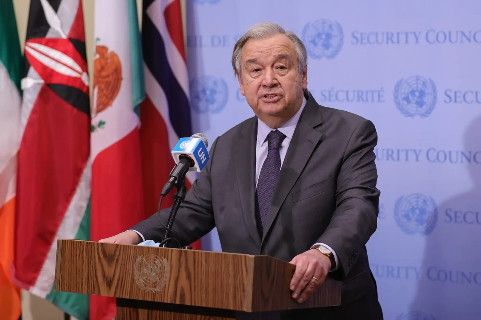 Generálny tajomník OSN António Guterres počas tlačovej konferencie o situácii na Ukrajine.
