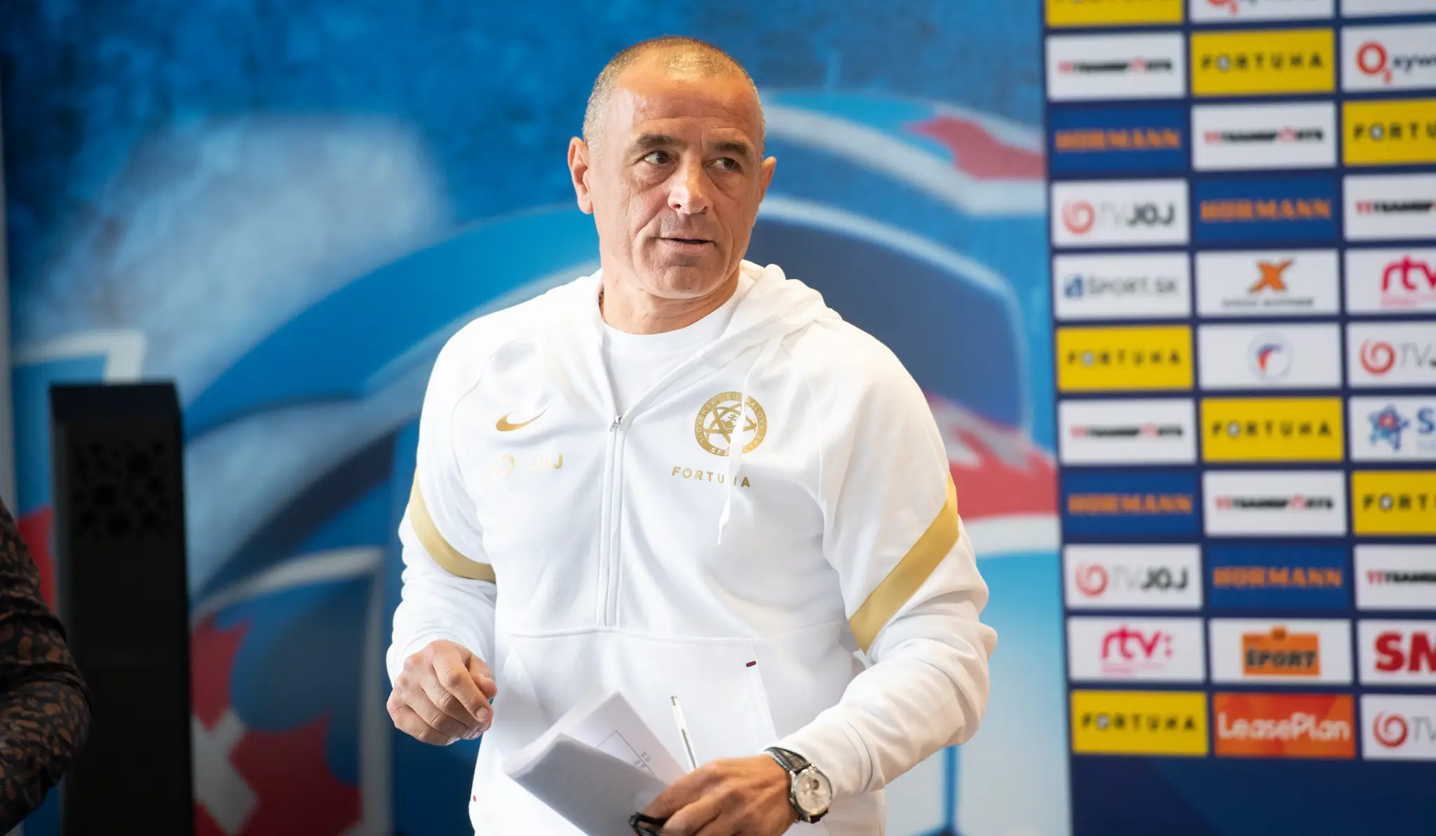 Na snímke tréner slovenskej futbalovej reprezentácie Francesco Calzona počas tlačovej konferencie k nominácii na prípravné zápasy.
