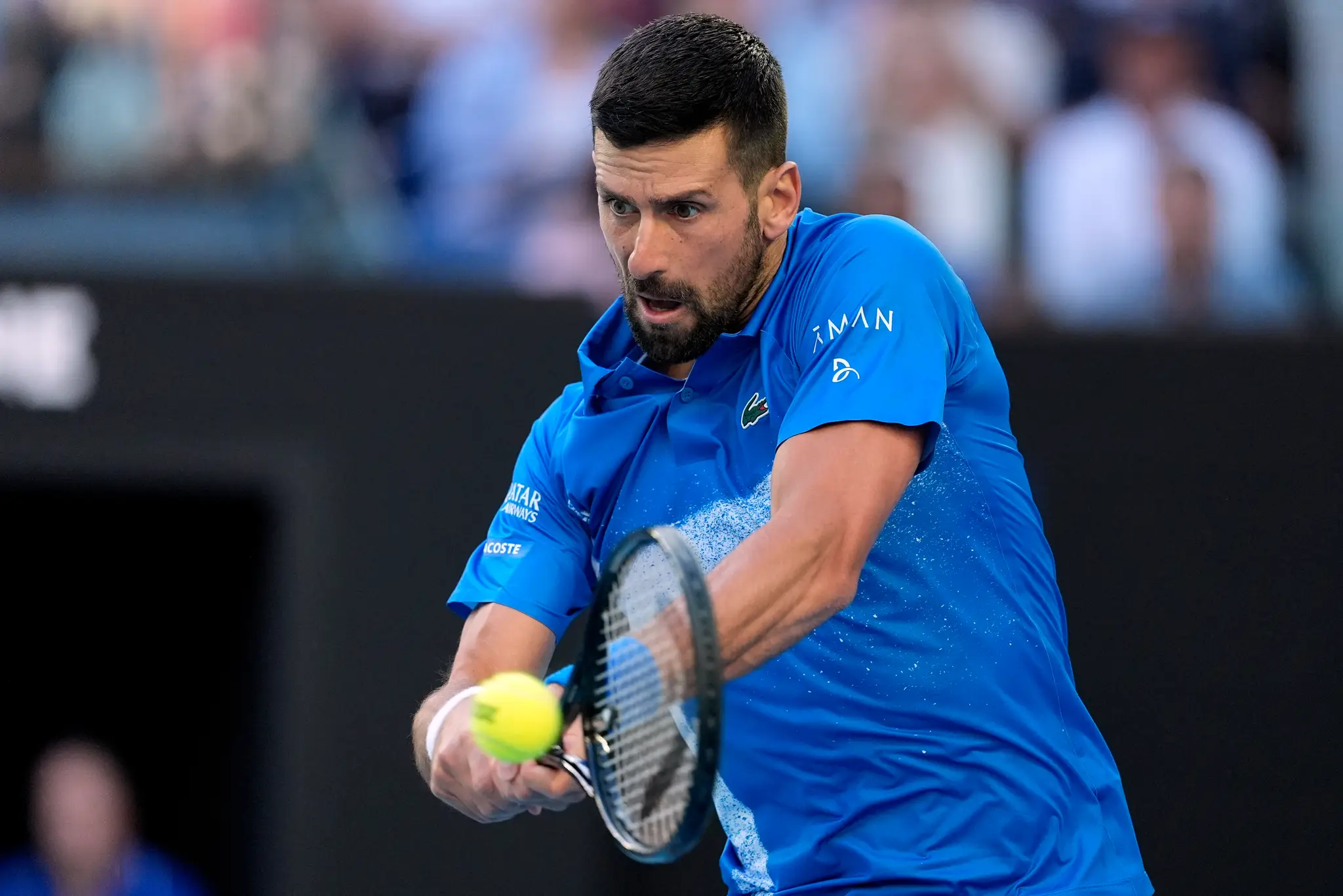 Srbský tenista Novak Djokovič odvracia úder.