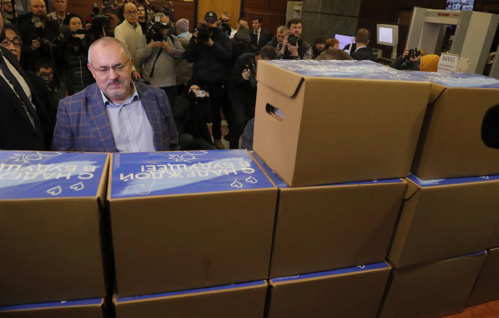 Nominant ruskej stredopravej strany Občianska iniciatíva Boris Nadeždin odovzdal Ústrednej volebnej komisii hárky so 105.000 podpismi občanov na podporu svojej kandidatúry.