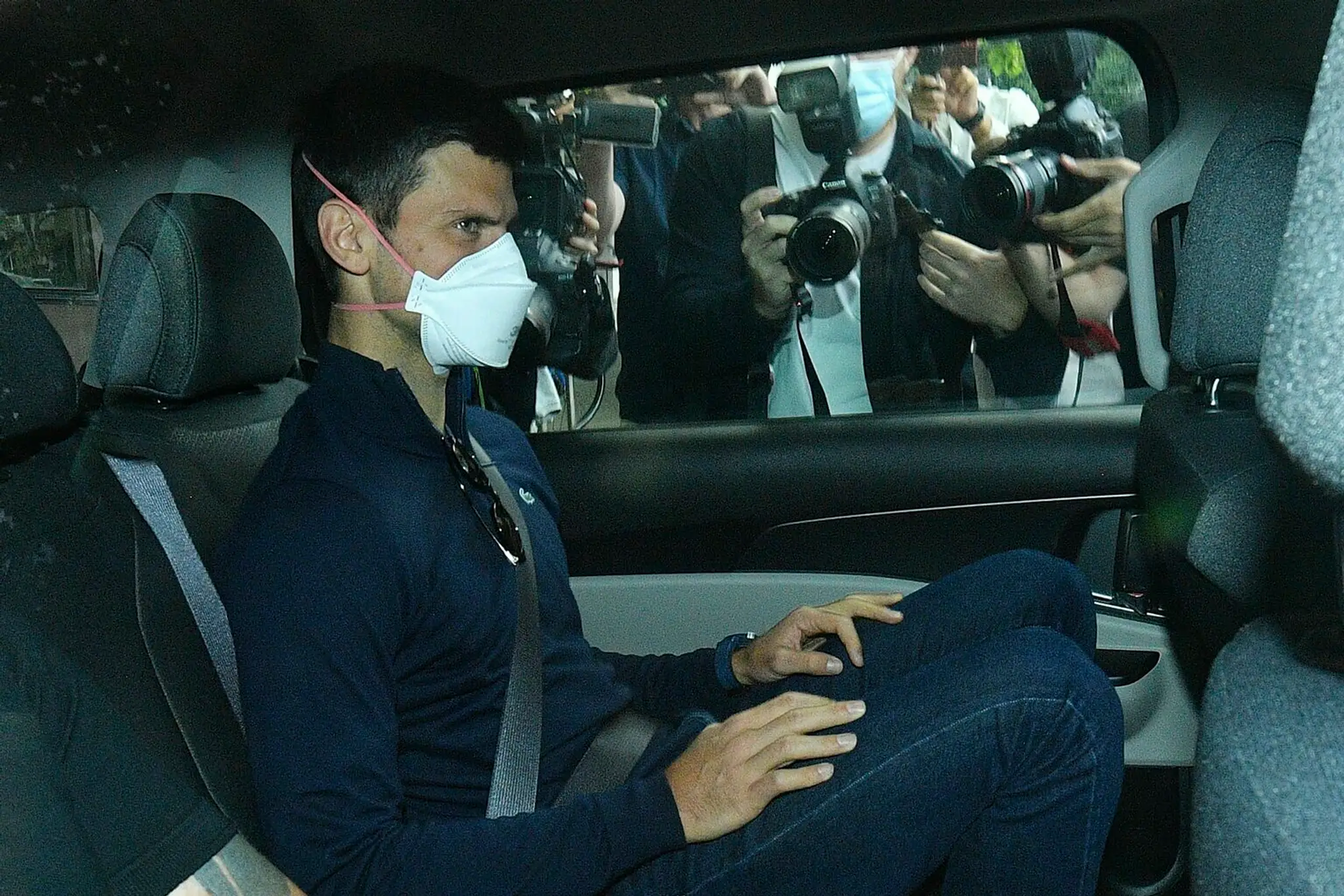 Novak Djokovič na ceste na federálny súd, ktorý rozhodoval o jeho odvolaní.