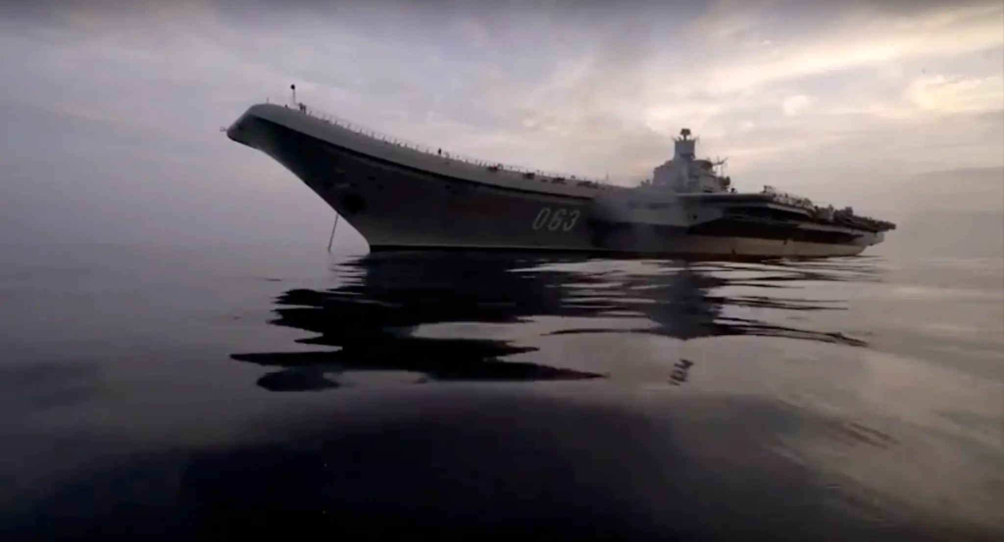 Ruská lietadlová loď Admiral Kuznecov sa plaví počas misie vo východnej časti Stredozemného mora.