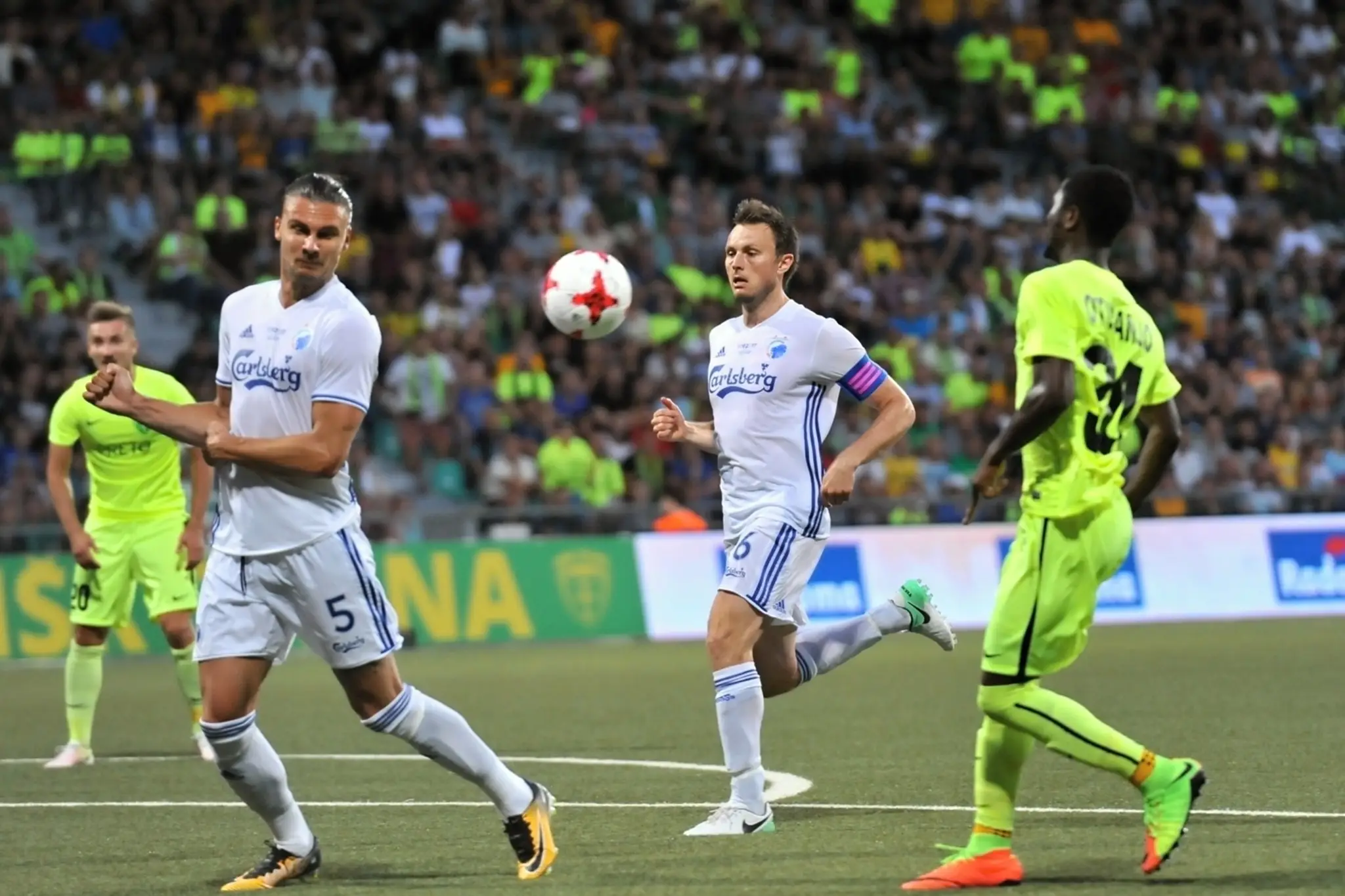 Zľava Erik Johansson, Wiliam Kvist (obaja FC Kodaň) a Yusuf Otubanjo zo Žiliny v prvom dueli 2. predkola LM.