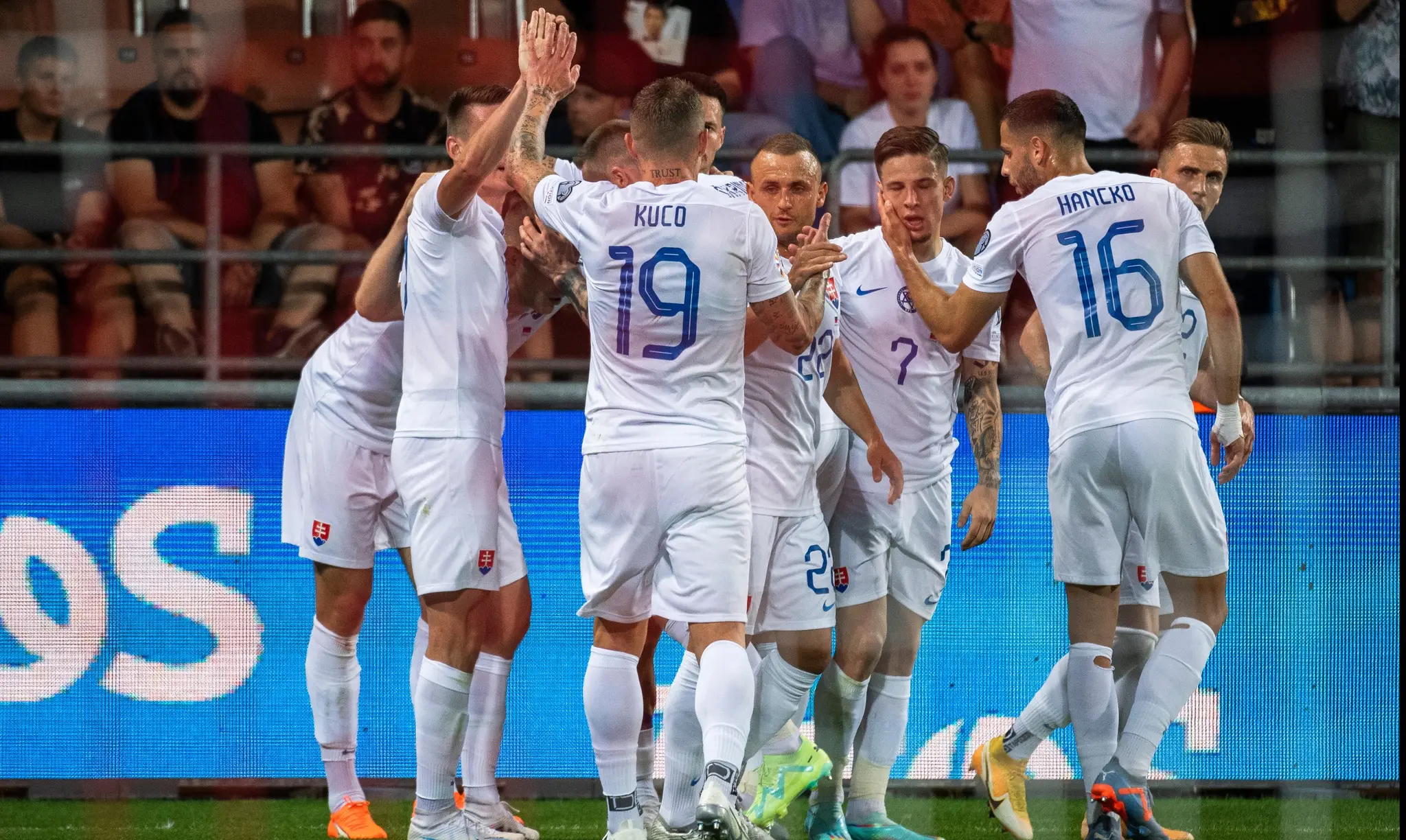 Na snímke futbalisti Slovenska sa tešia z gólu