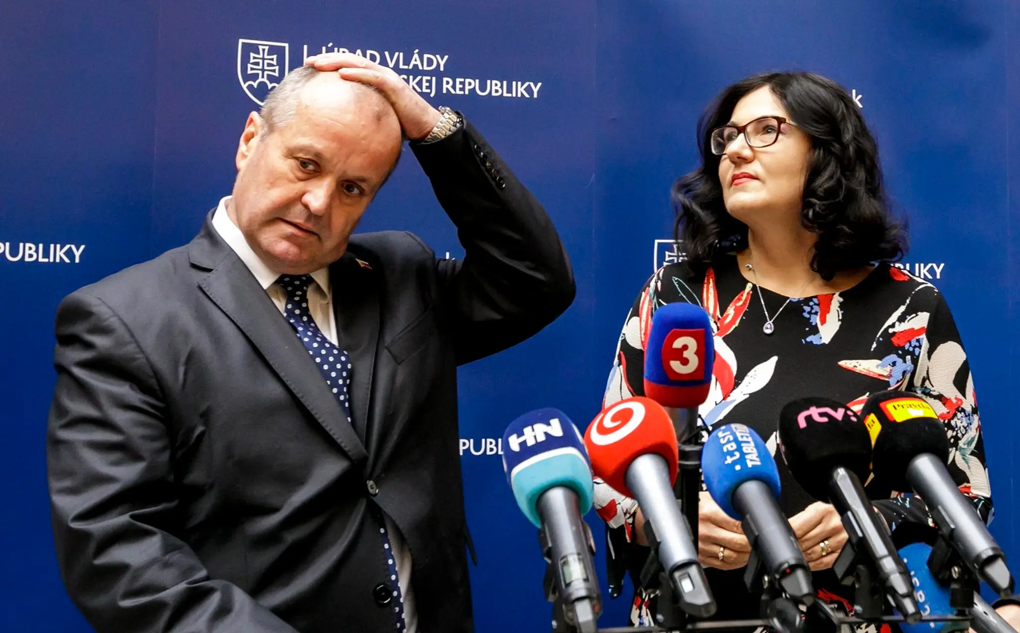 Na snímke zľava minister obrany SR Peter Gajdoš a ministerka školstva, vedy, výskumu a športu SR Martina Lubyová.