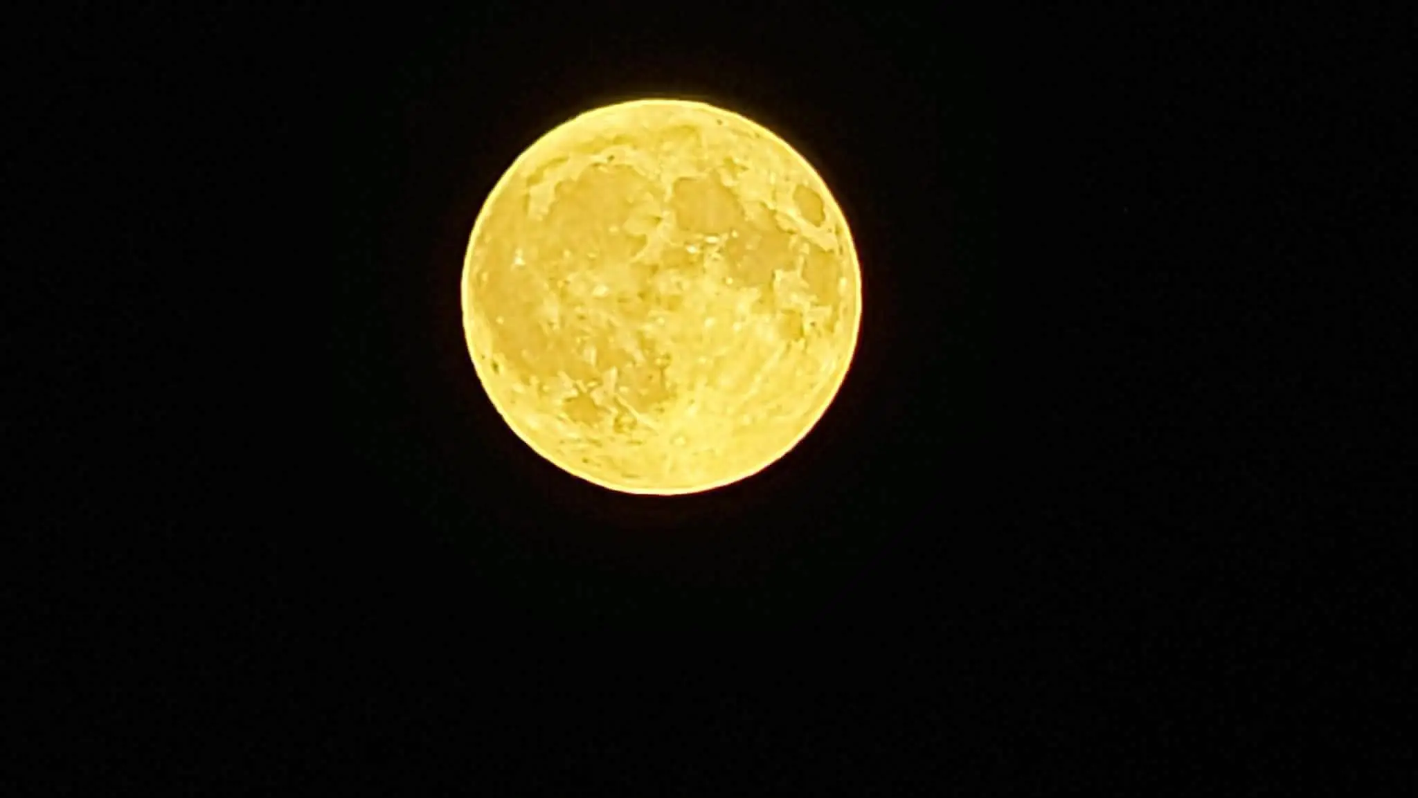 Nočnú oblohu ovládol Jelení Mesiac.