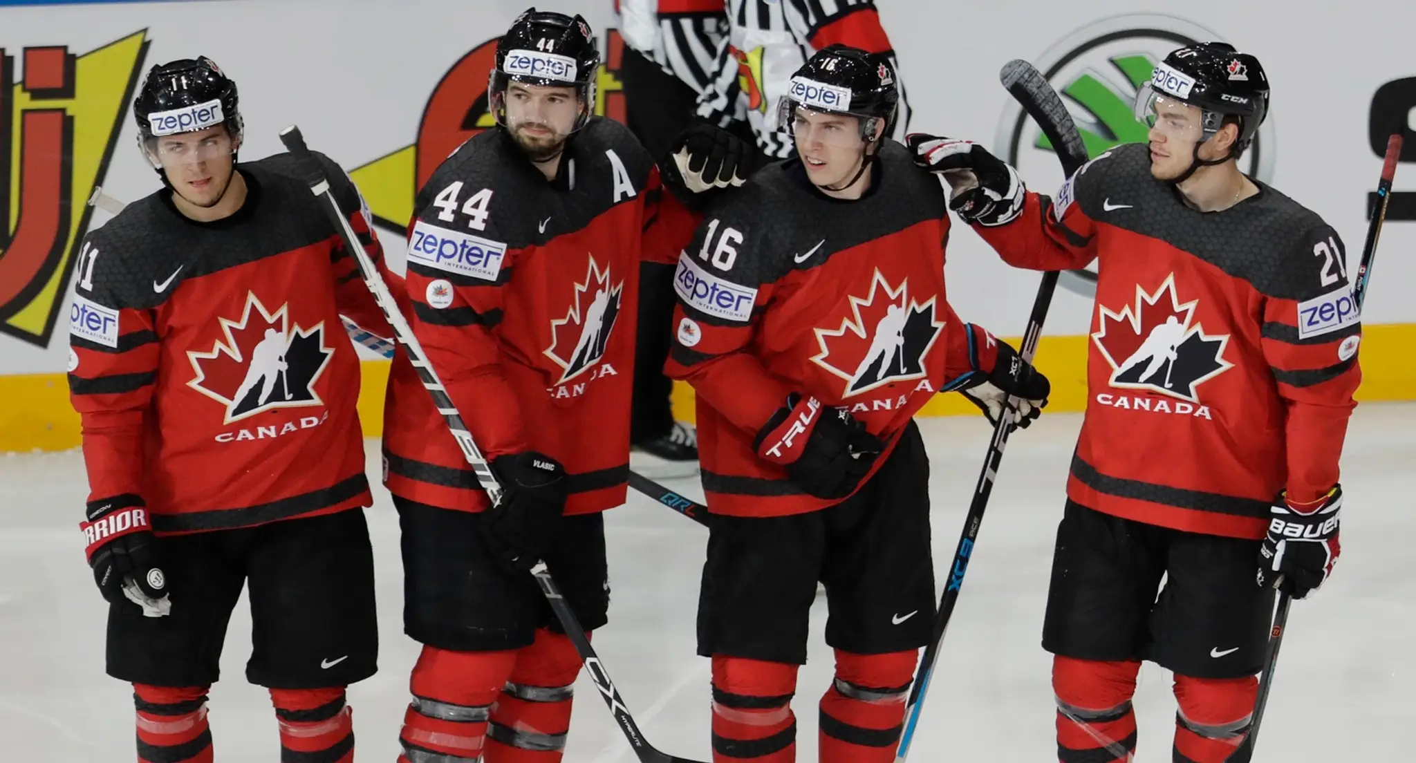 Radosť Kanaďanov po góle v dueli MS 2017 proti Fínsku, zľava: Travis Konecny, Marc-Édouard Vlasic, Mitch Marner a Brayden Point.