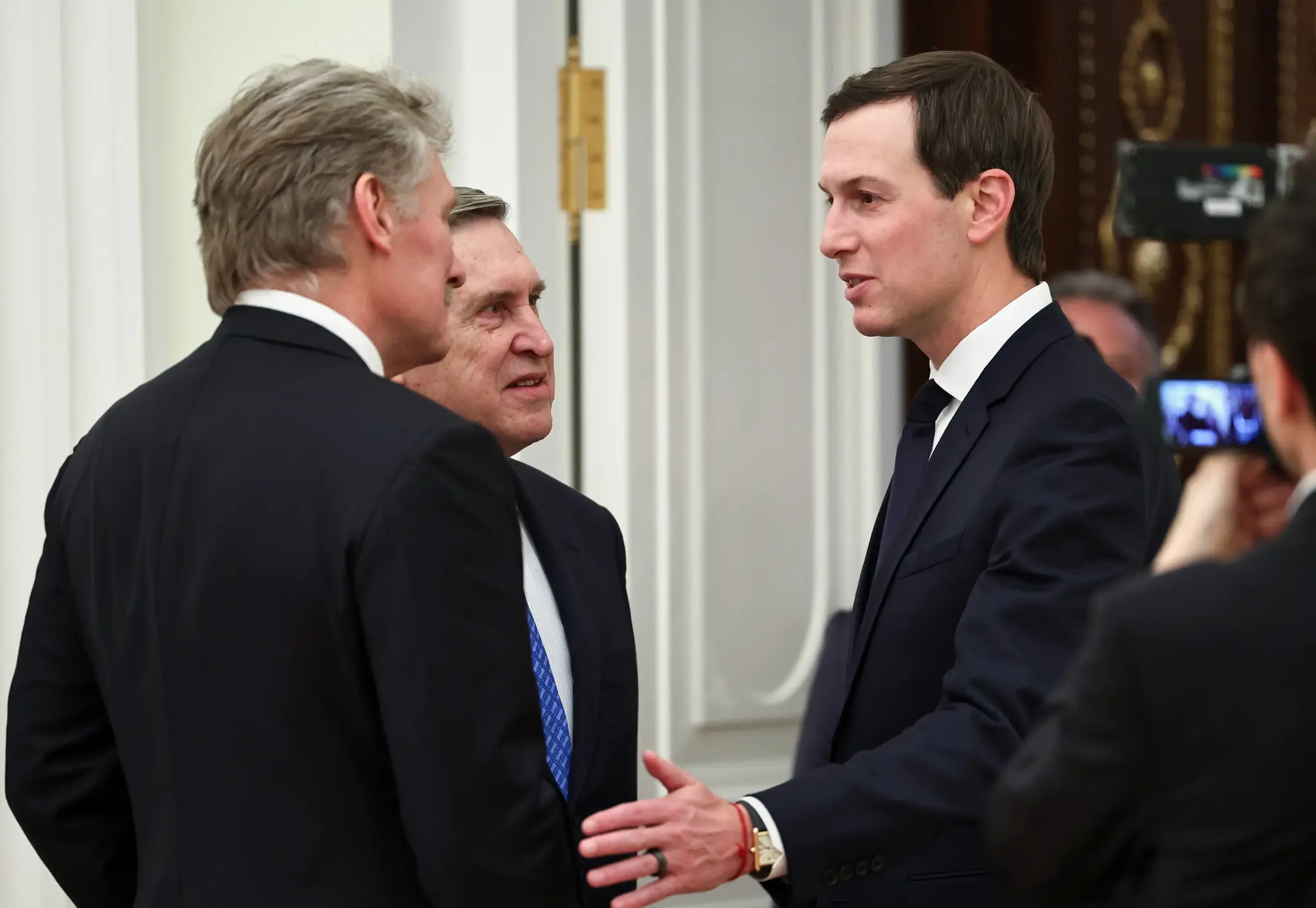Poradca ruského prezidenta pre zahraničnú politiku Jurij Ušakov (druhý vľavo), hovorca Kremľa Dmitrij Peskov (vľavo) a Jared Kushner (druhý sprava), zať a poradca amerického prezidenta Donalda Trumpa počas stretnutia v Moskve.
