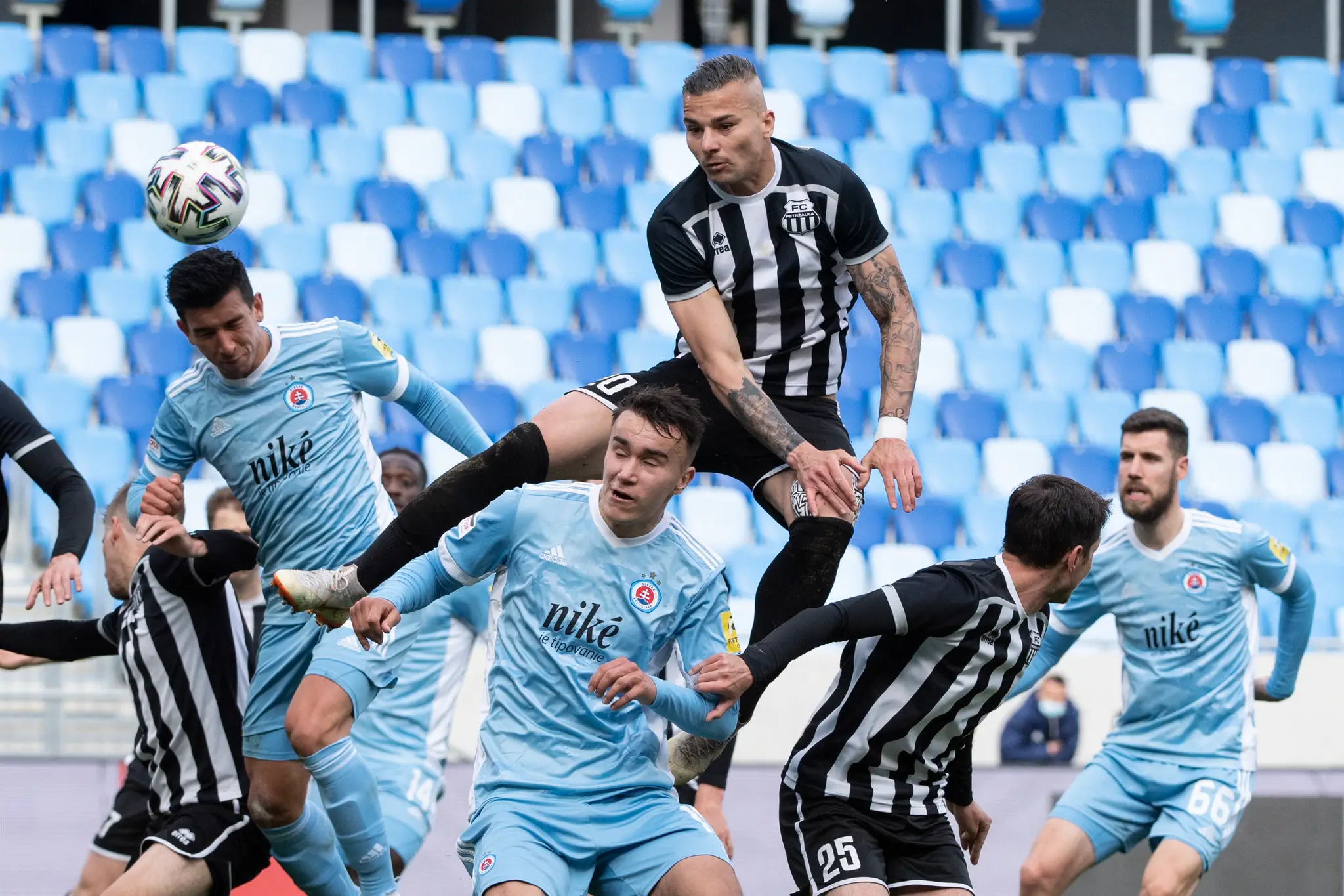 Momentka z bratislavského derby vo štvrťfinále Slovnaft Cupu 14. apríla 2021