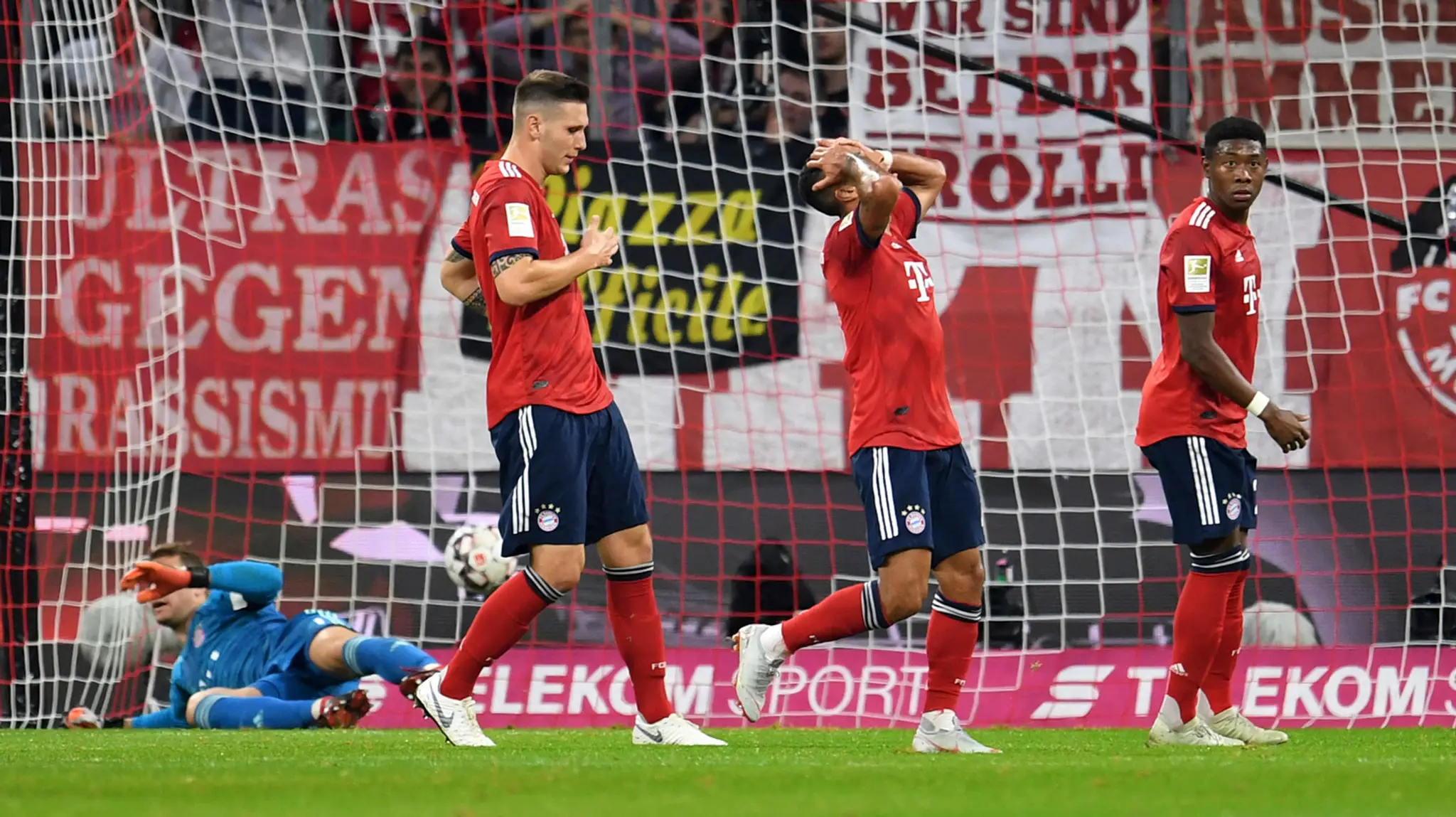 Sklamanie hráčov Bayernu po treťom inkasovanom góle.