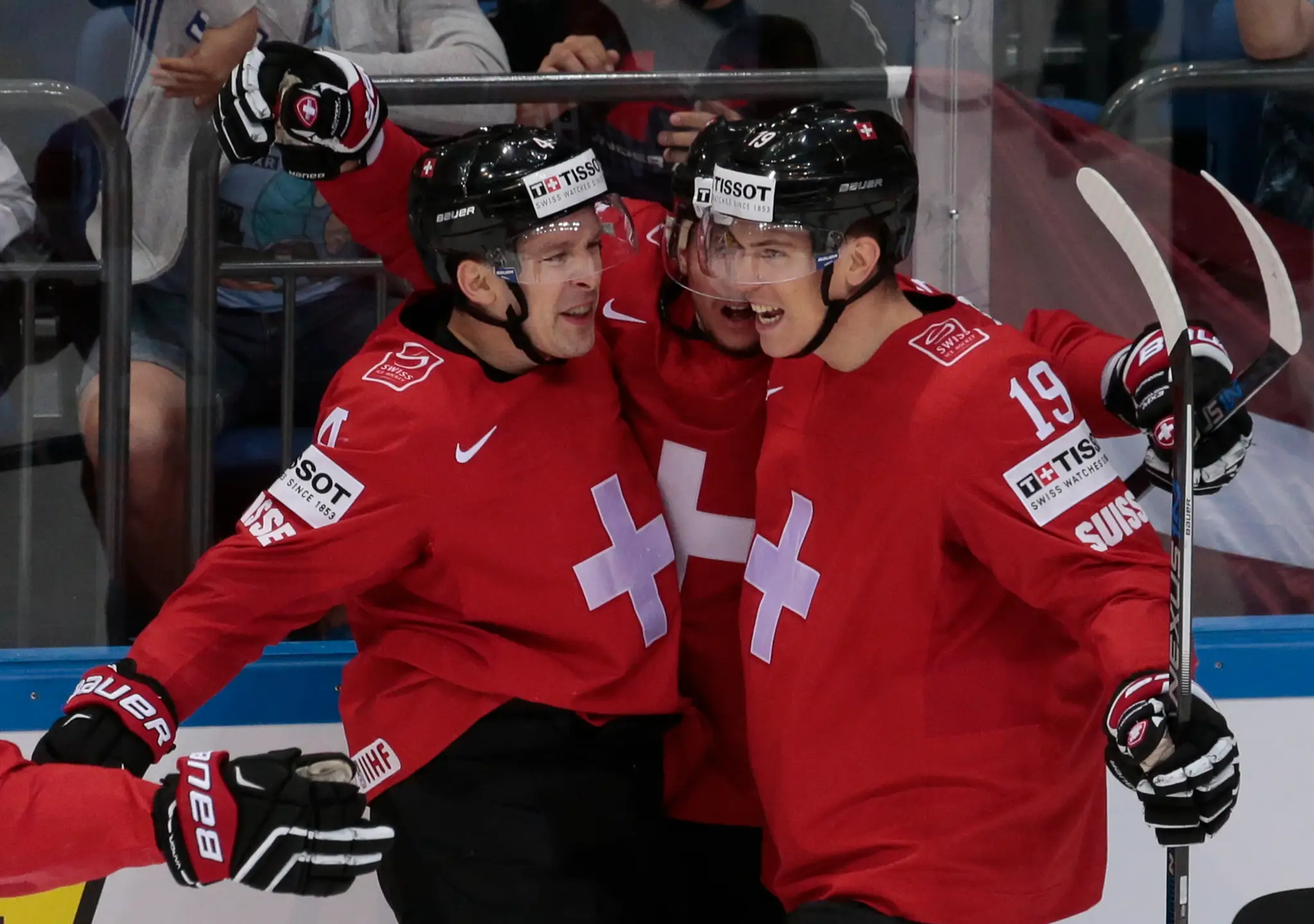 Sven Andrighetto (v strede) oslavuje gól do siete Lotyšska so spoluhráčmi Yannickom Weberom (vľavo) a Retom Schappim.