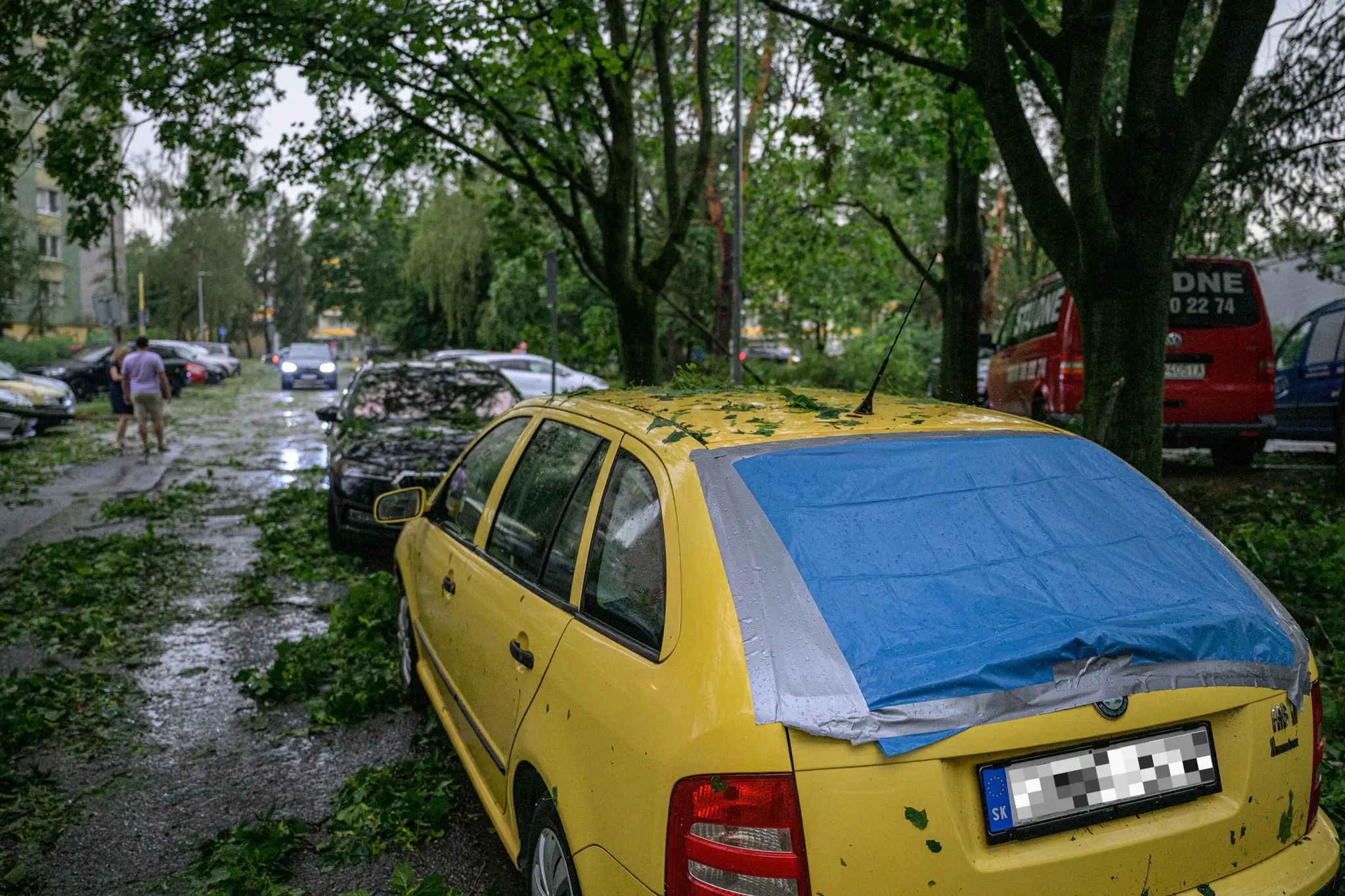 Výkyvy počasia rozbili na aute sklo.