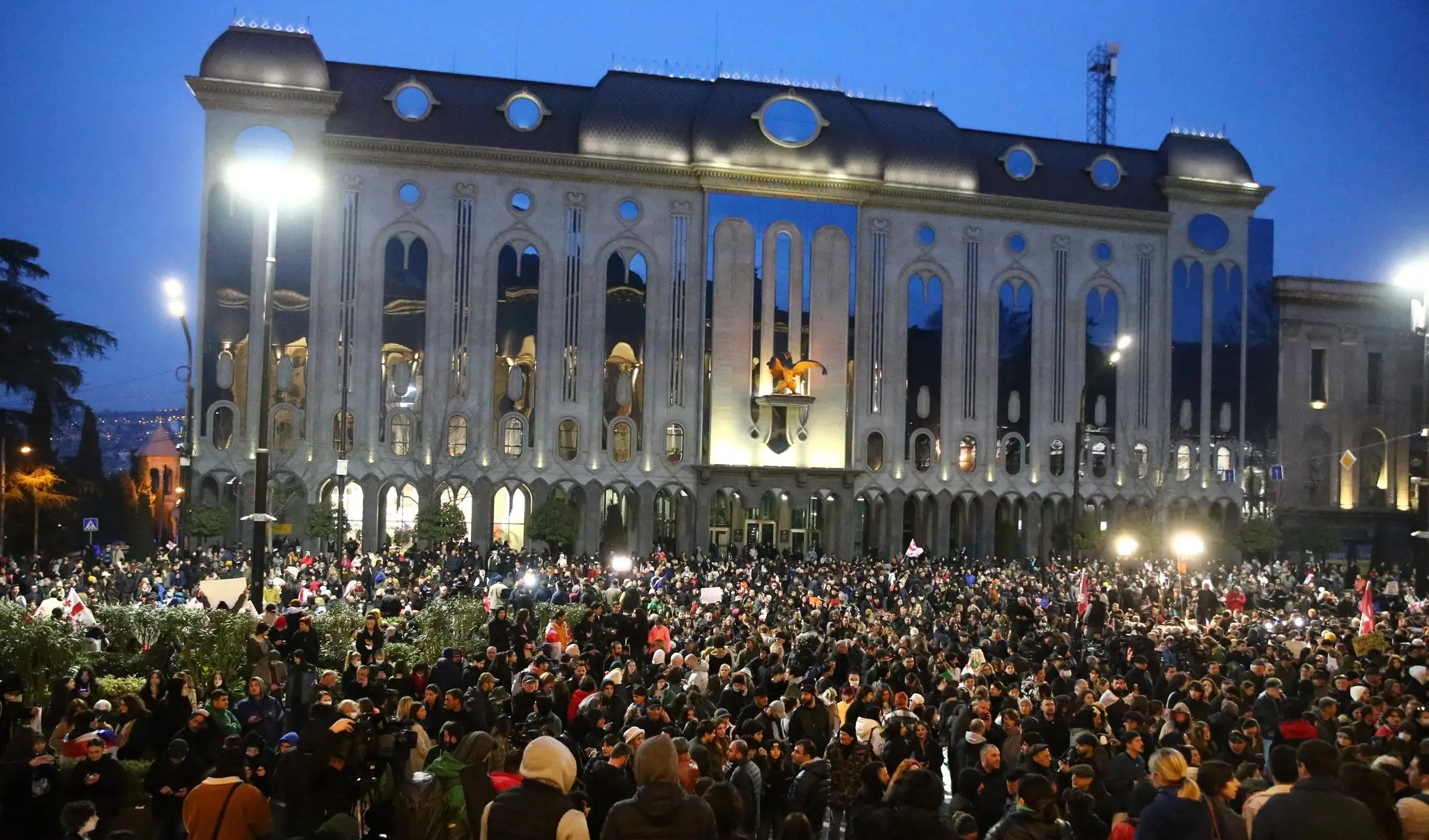 Na snímke demonštranti neďaleko budovy gruzínskeho parlamentu v Tbilisi.