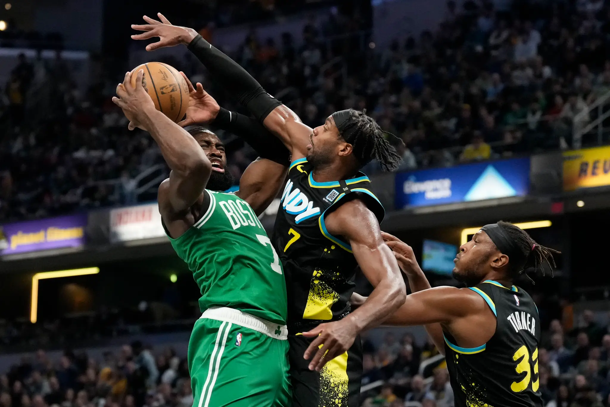 Jaylen Brown (vľavo) z bostonu Celtics a Buddy Hield z Indiany Pacers.