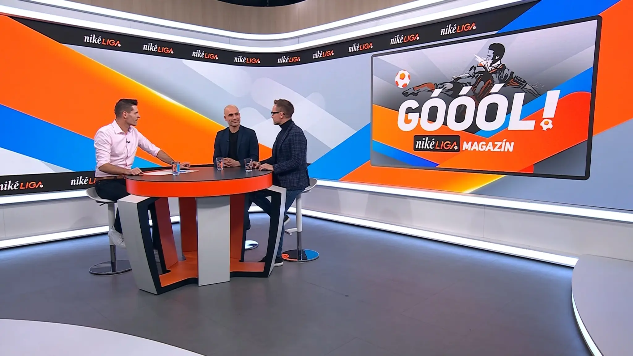 Moderátor Marián Tomčák a futbaloví experti Juraj Piroska a Stanislav Angelovič