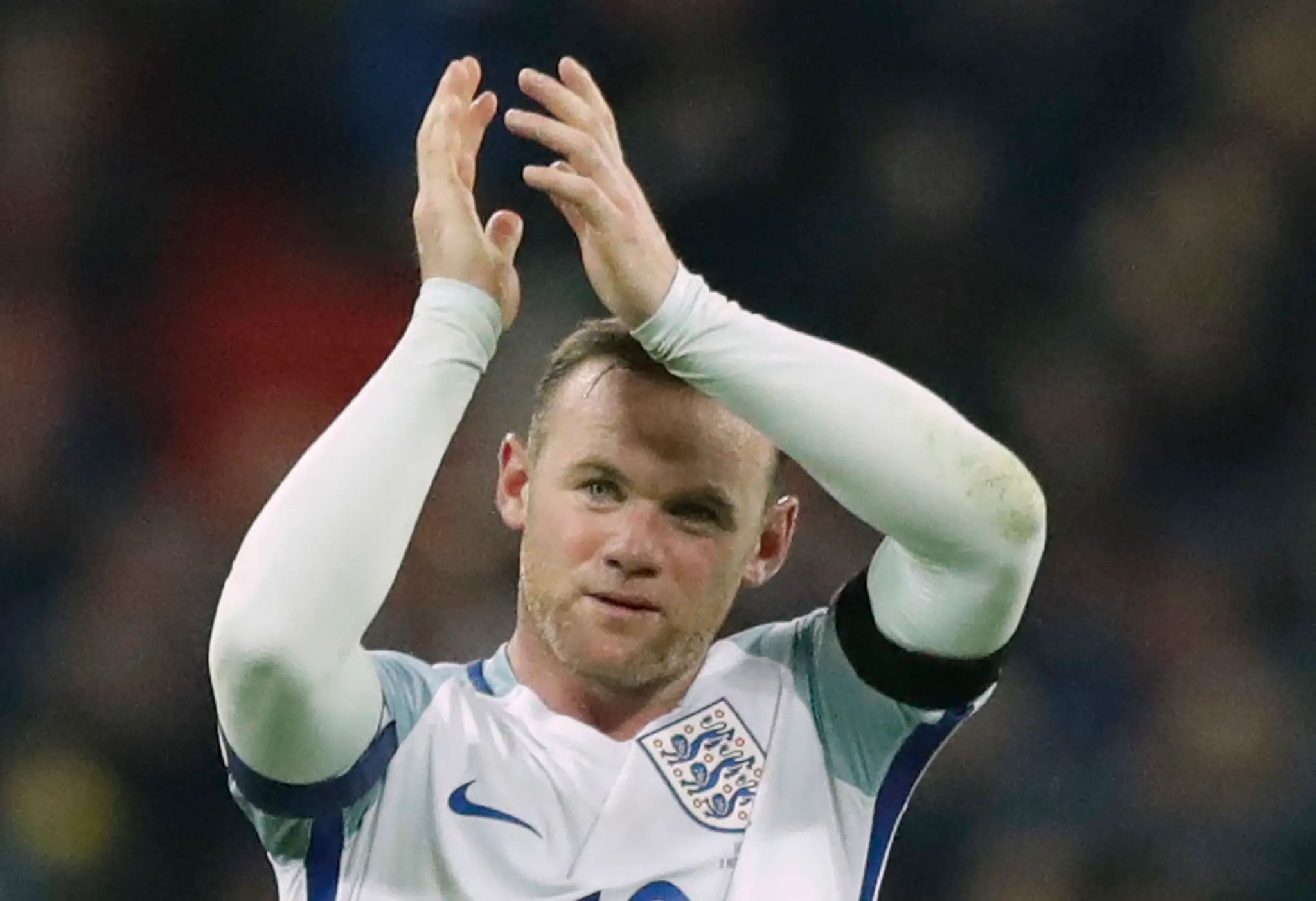 Na archívnej snímke z 11. novembra 2016 anglický futbalista Wayne Rooney tlieska po víťazstve nad Škótskom.