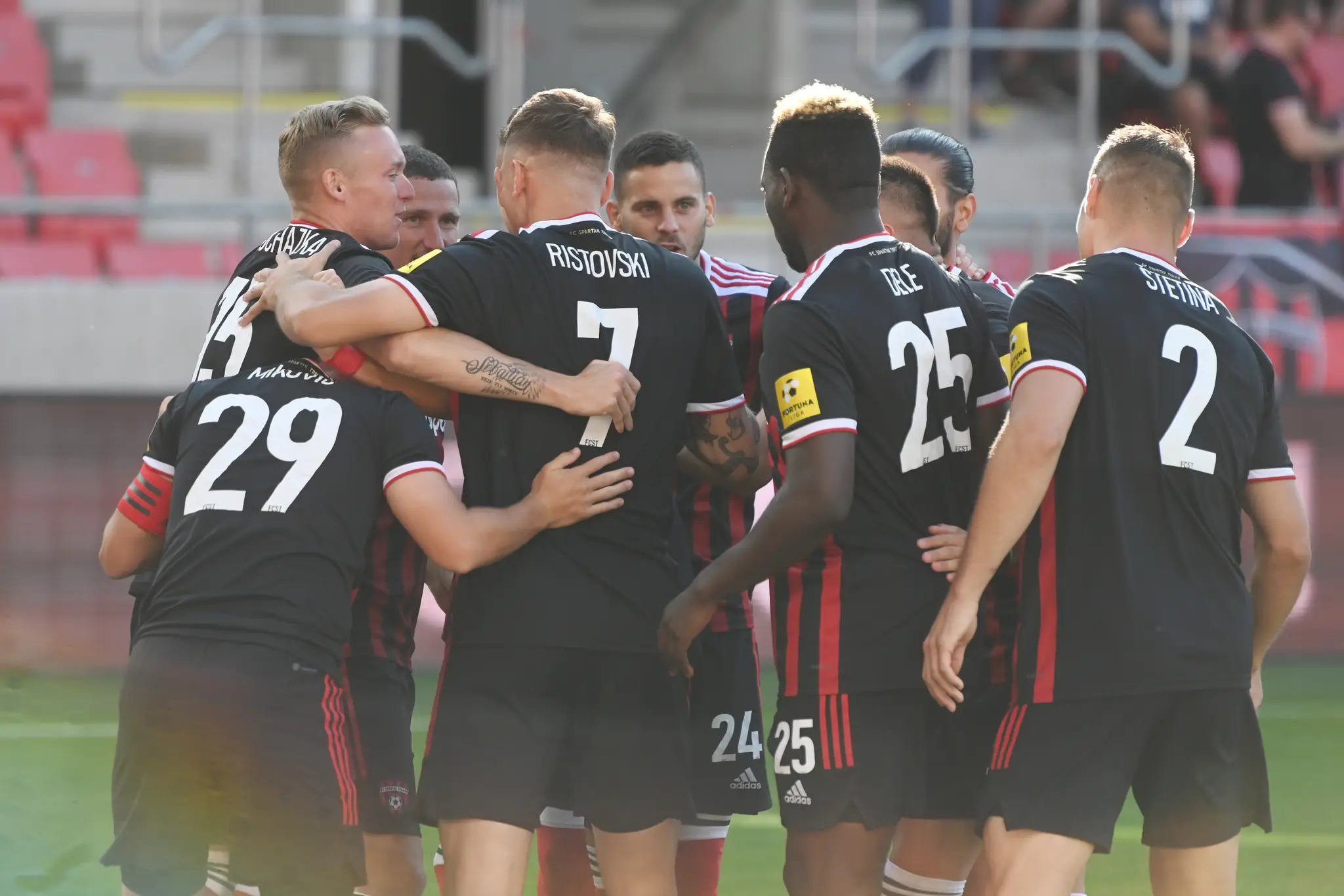 Radosť hráčov Trnavy po strelení gólu v zápase 1. kola Fortuna ligy proti Zlatým Moravciam.