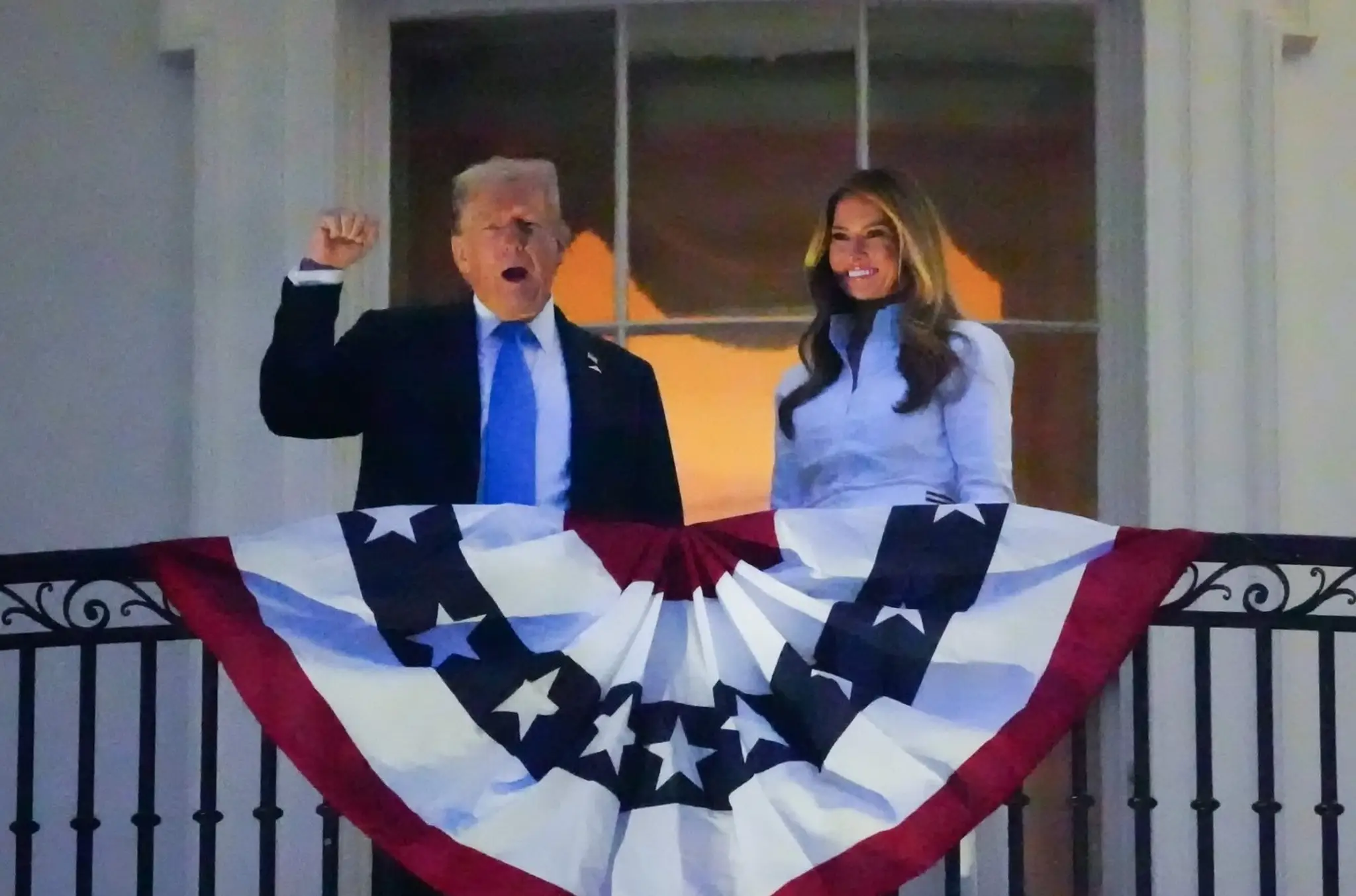 Prezident Donald Trump a prvá dáma Melania Trumpová sledujú ohňostroj 4. júla v Bielom dome.