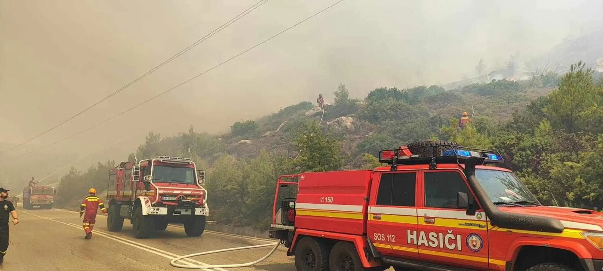 Tím hasičov aj naďalej zostáva na pobreží ostrova Rodos. 