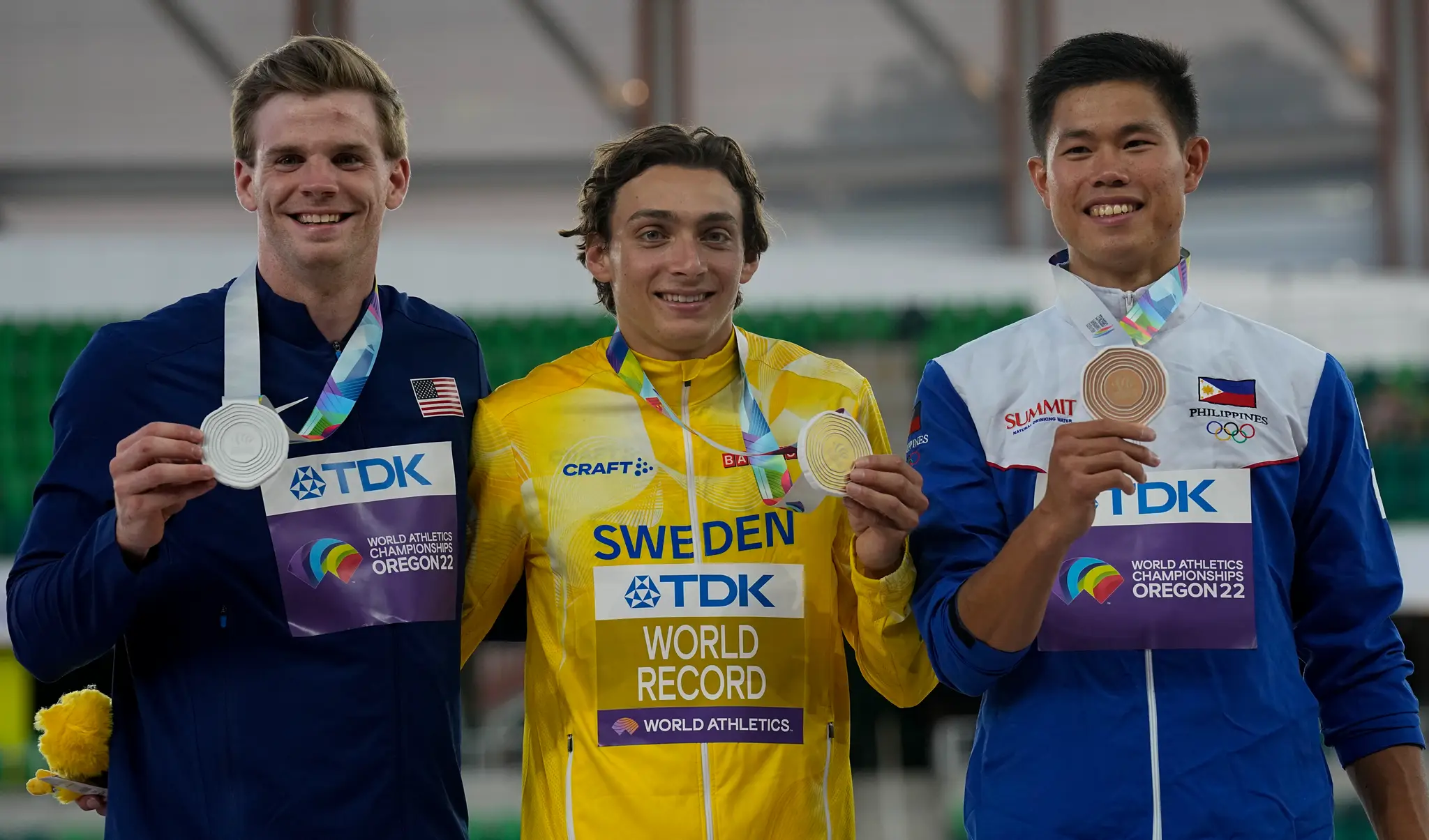 Švédsky skokan o žrdi Armand Duplantis (uprostred) sa stal majstrom sveta v novom svetovom rekorde 621 cm na atletických MS v americkom Eugene 24. júla 2022.
