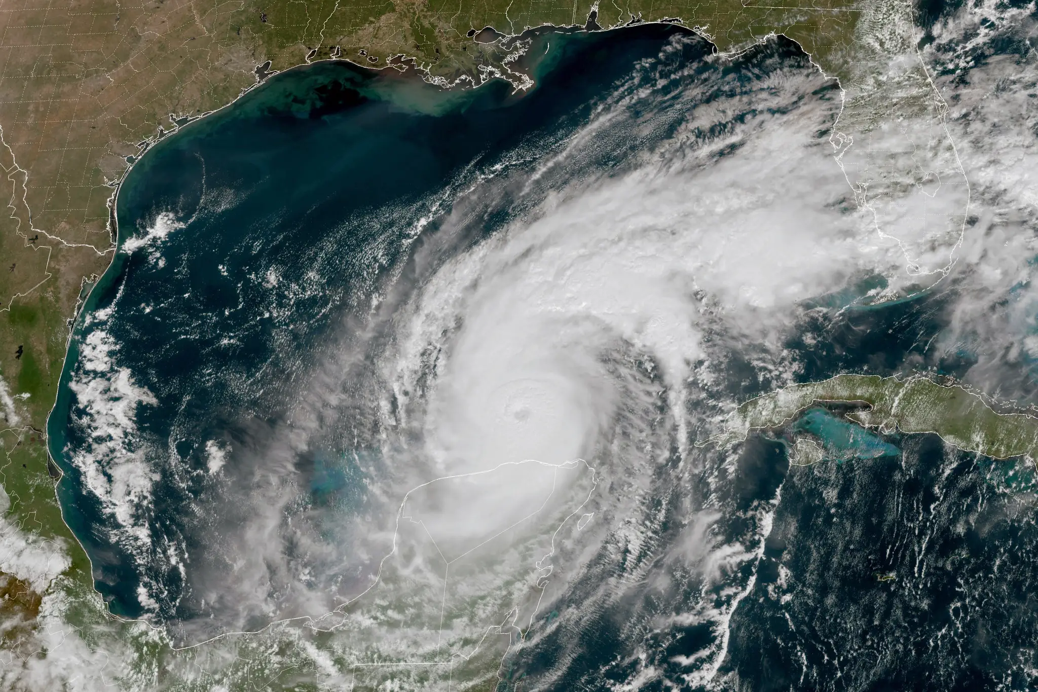 Na satelitnej snímke z NOAA hurikán Milton v Mexickom zálive, pri pobreží polostrova Yucatán.