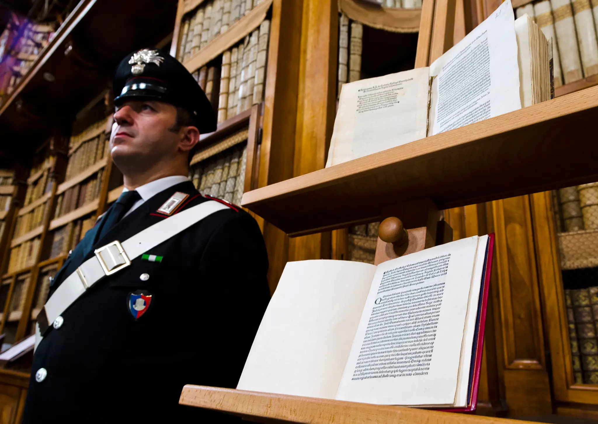 Taliansky karabinier stojí vedľa kópie originálneho listu Krištofa Kolumba.