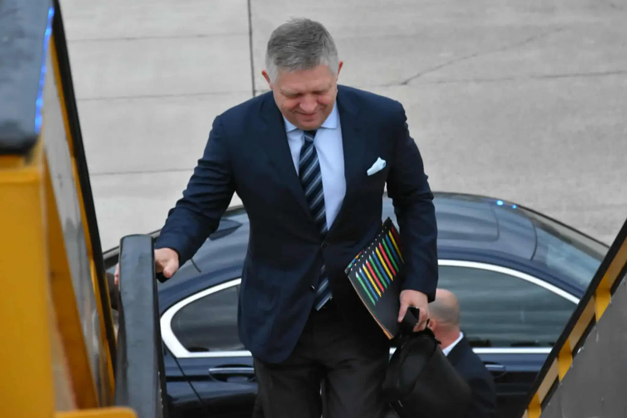 Na snímke premiér SR Robert Fico (SMER-SD) nastupuje do lietadla na letisku M.R. Štefánika v Bratislave.