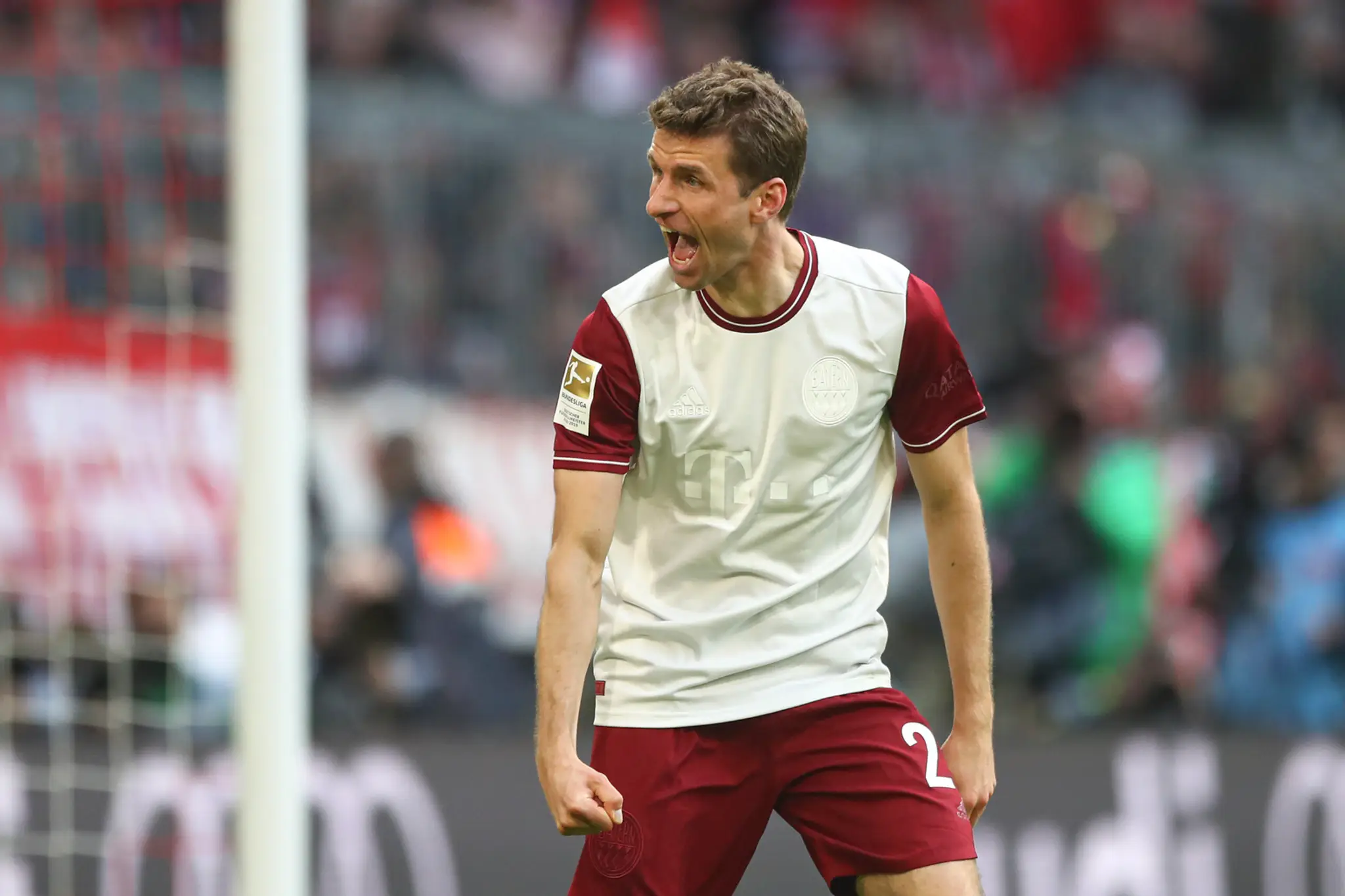Leon Goretzka z Bayernu Mníchov proti Augsburgu.