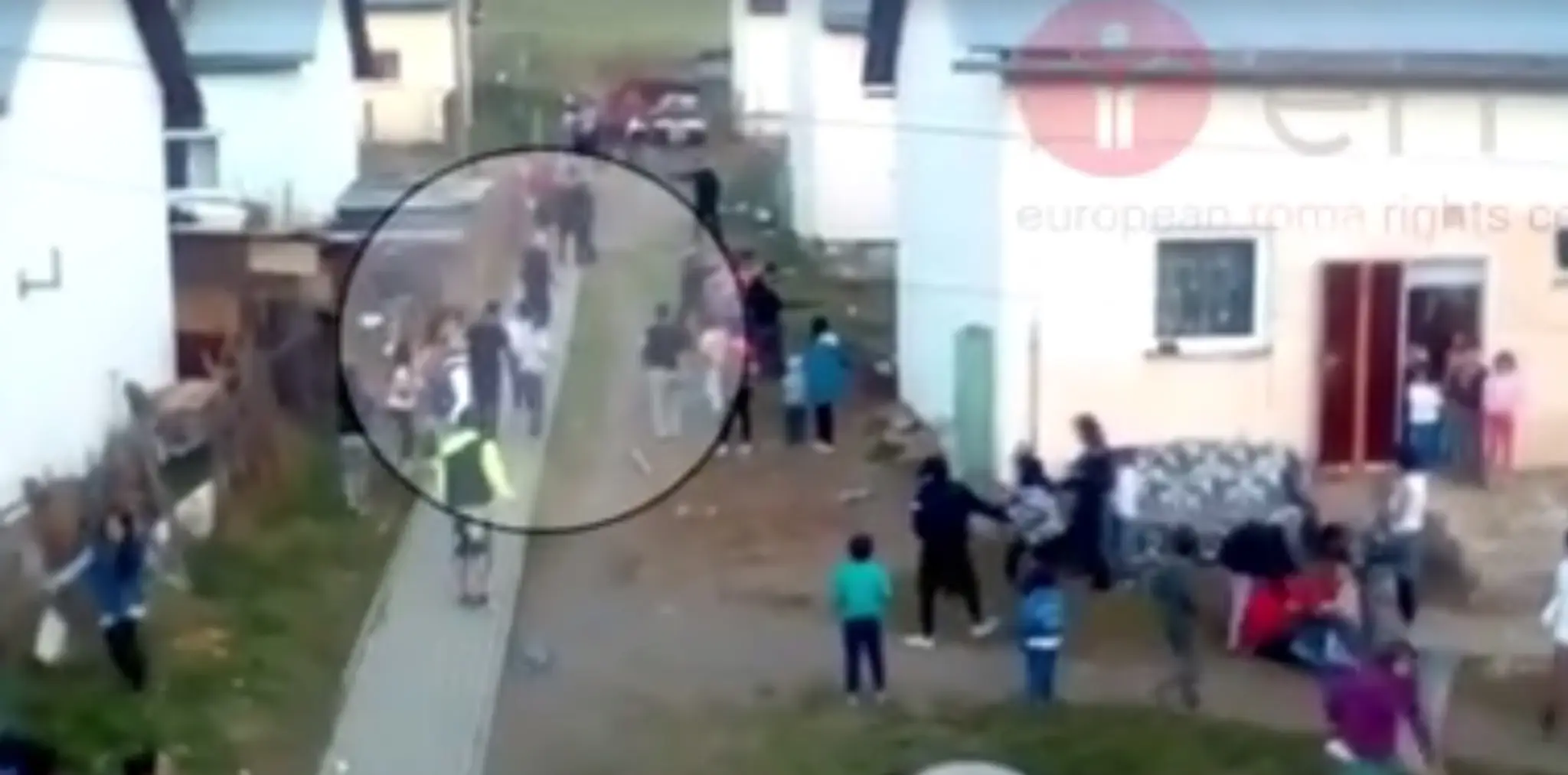 Policajti bijú Rómov.
