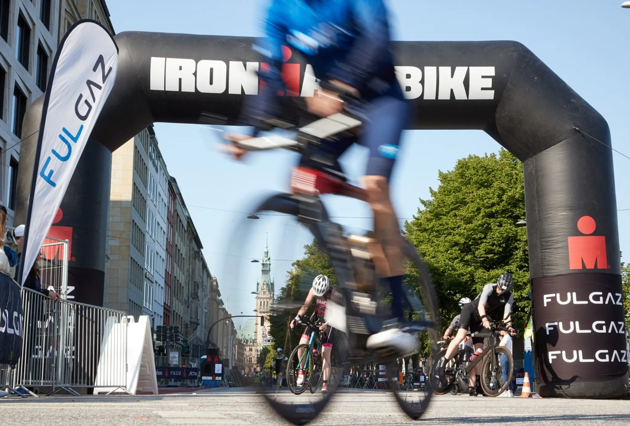 Cyklista na pretekoch Ironman v Hamburgu.