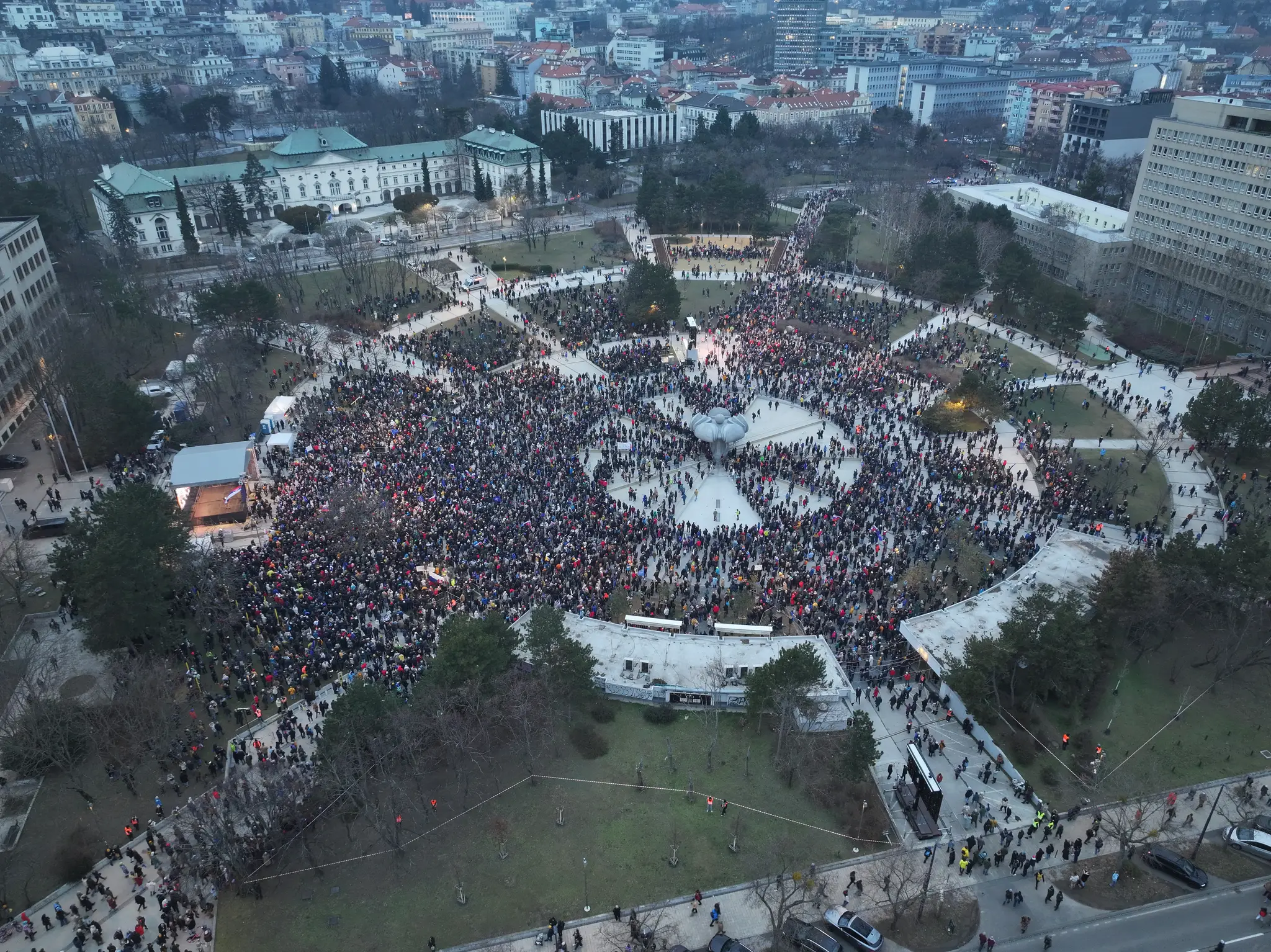 Námestie je zaplnené protestujúcimi