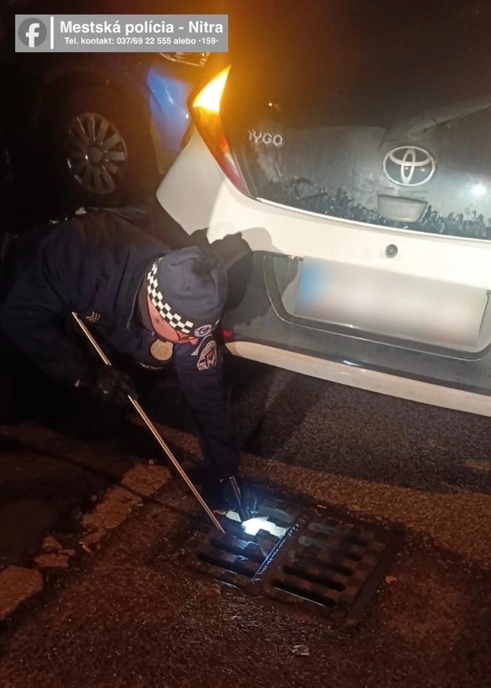 Kuriérovi spadli kľúče do kanála