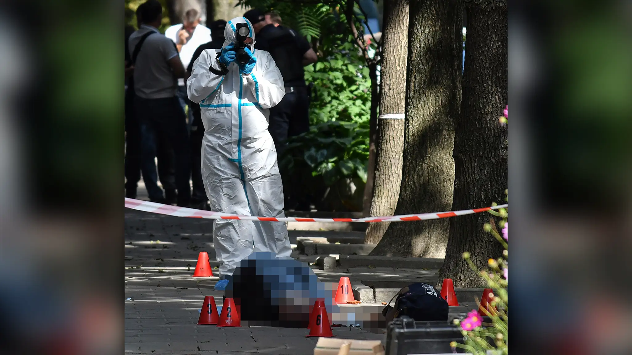Forenzný expert fotografuje telo zavraždeného bývalého ukrajinského predsedu parlamentu Andrija Parubého