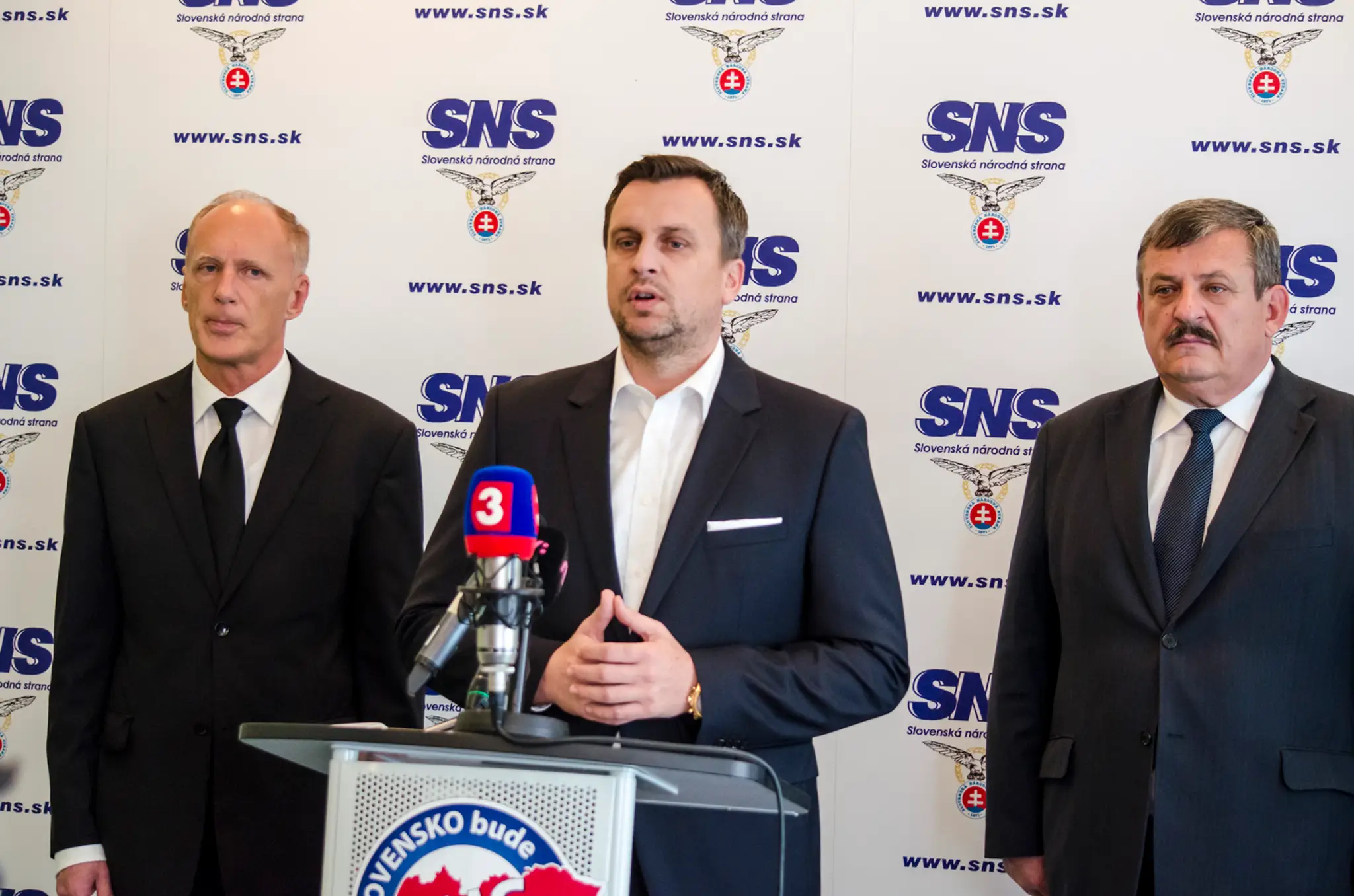 Na snímke zľava prvý podpredseda Slovenskej národnej strany (SNS) Jaroslav Paška, predseda SNS Andrej Danko a podpredseda SNS An