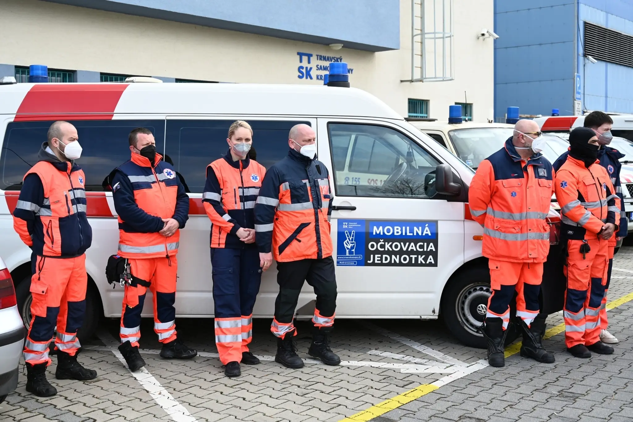 Na snímke zdravotnícky tím pózuje pred automobilom mobilnej očkovacej jednotky trnavskej župy.