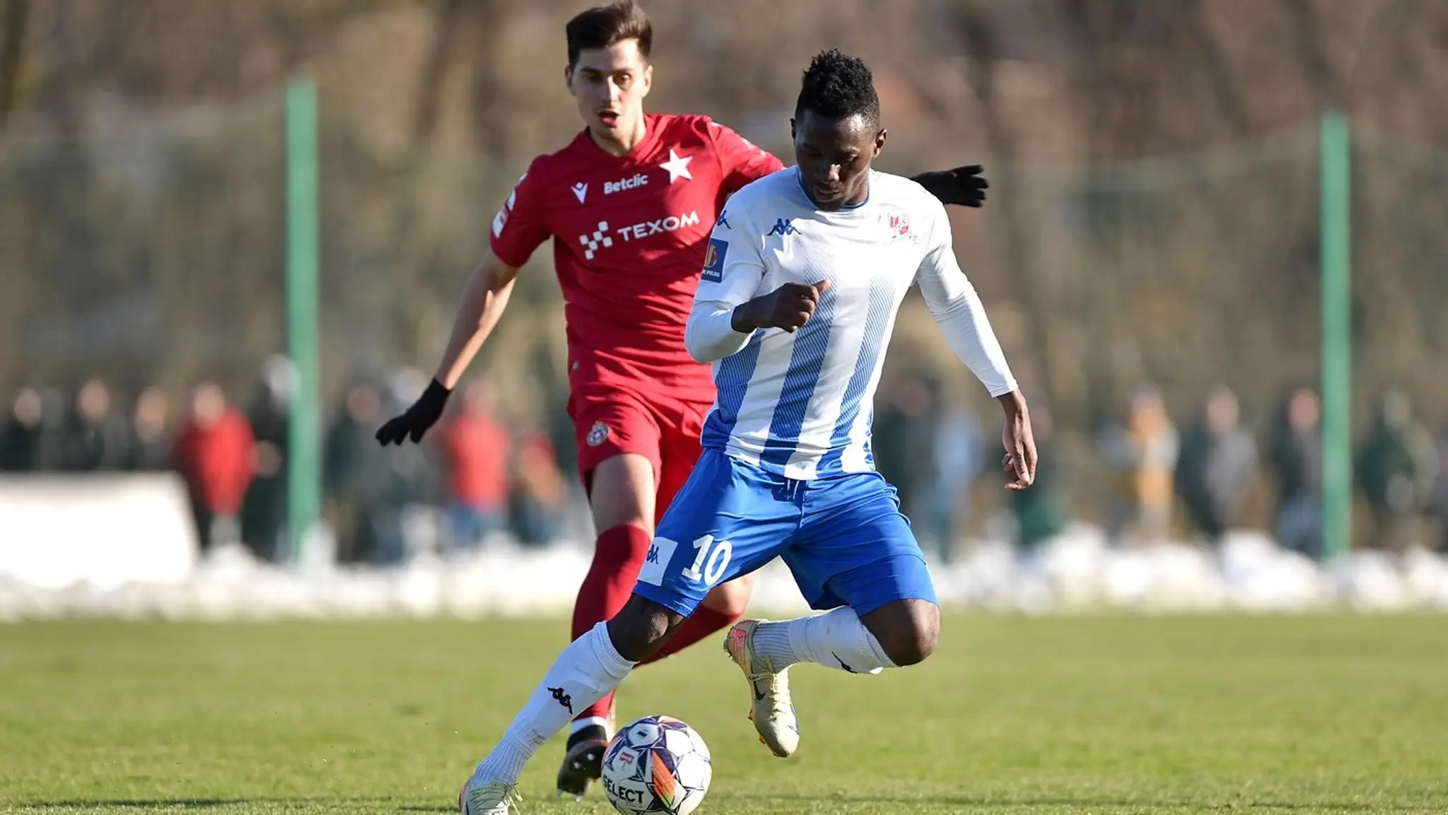 Lionel Abate (s loptou) v akcii.