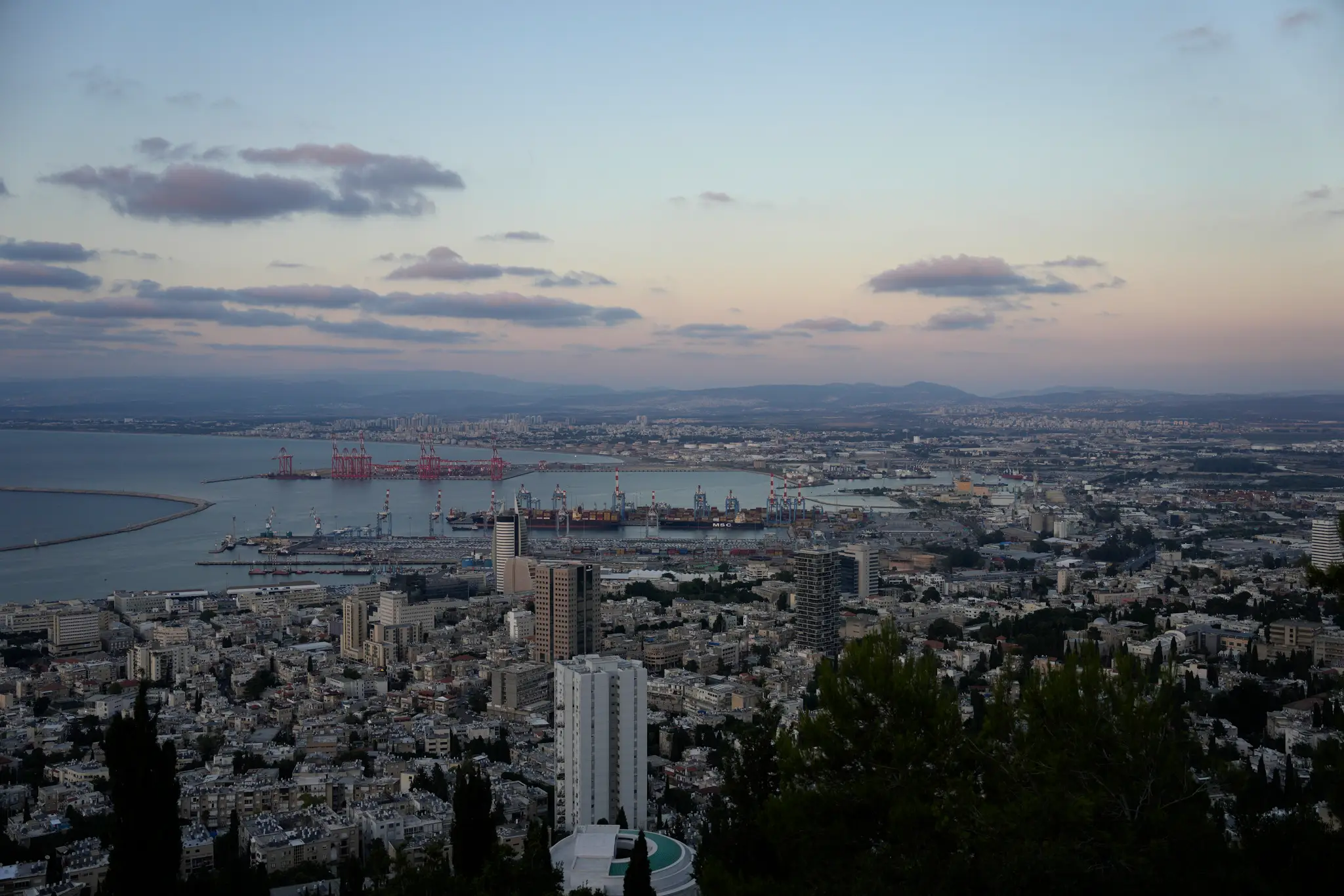 Pohľad na prístav v izraelskom meste Haifa.