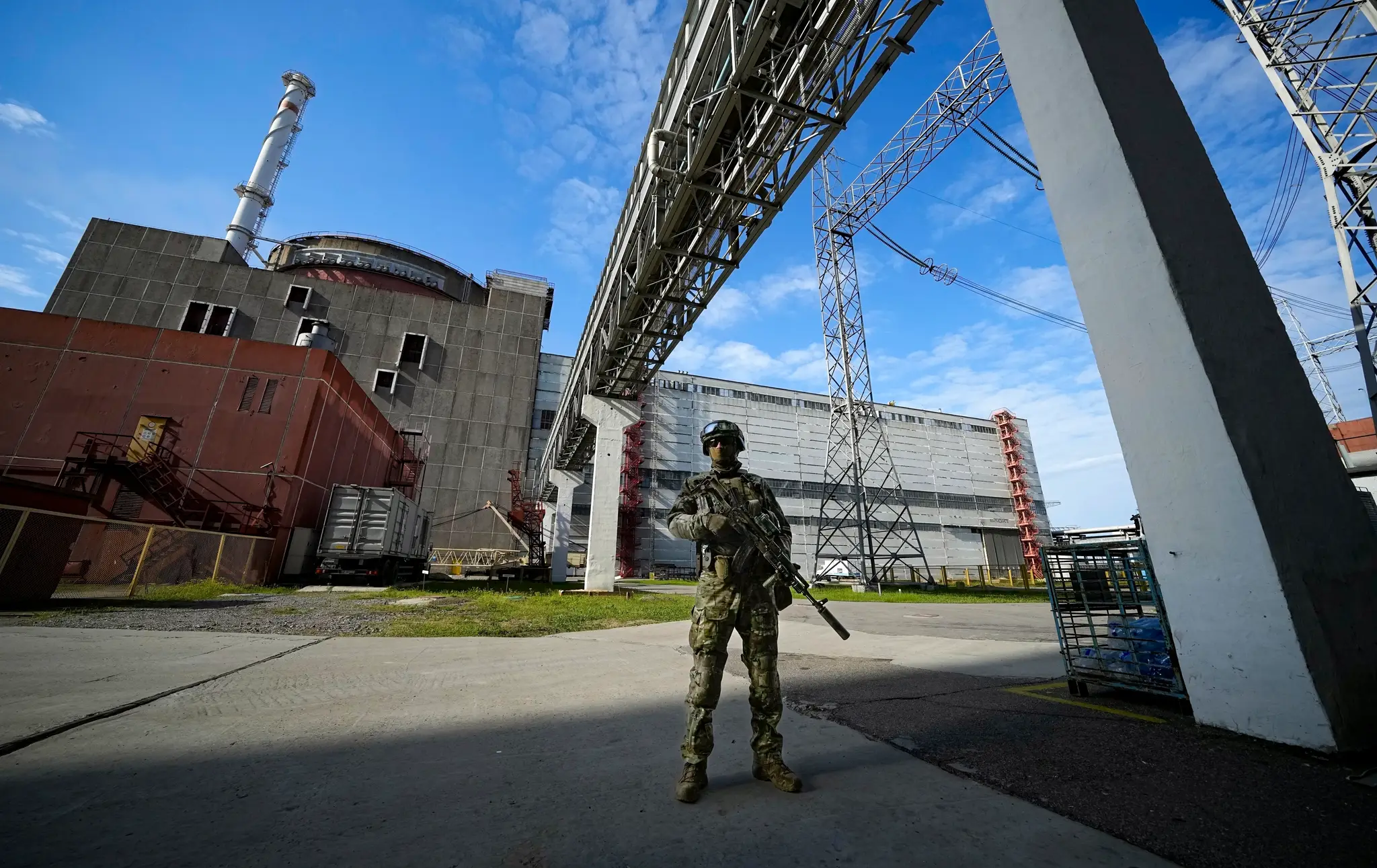 Na archívnej snímke z 1. mája 2022 ruský vojak hliadkuje v priestoroch Záporožskej atómovej elektrárene pri meste Enerhodar na juhovýchode Ukrajiny.