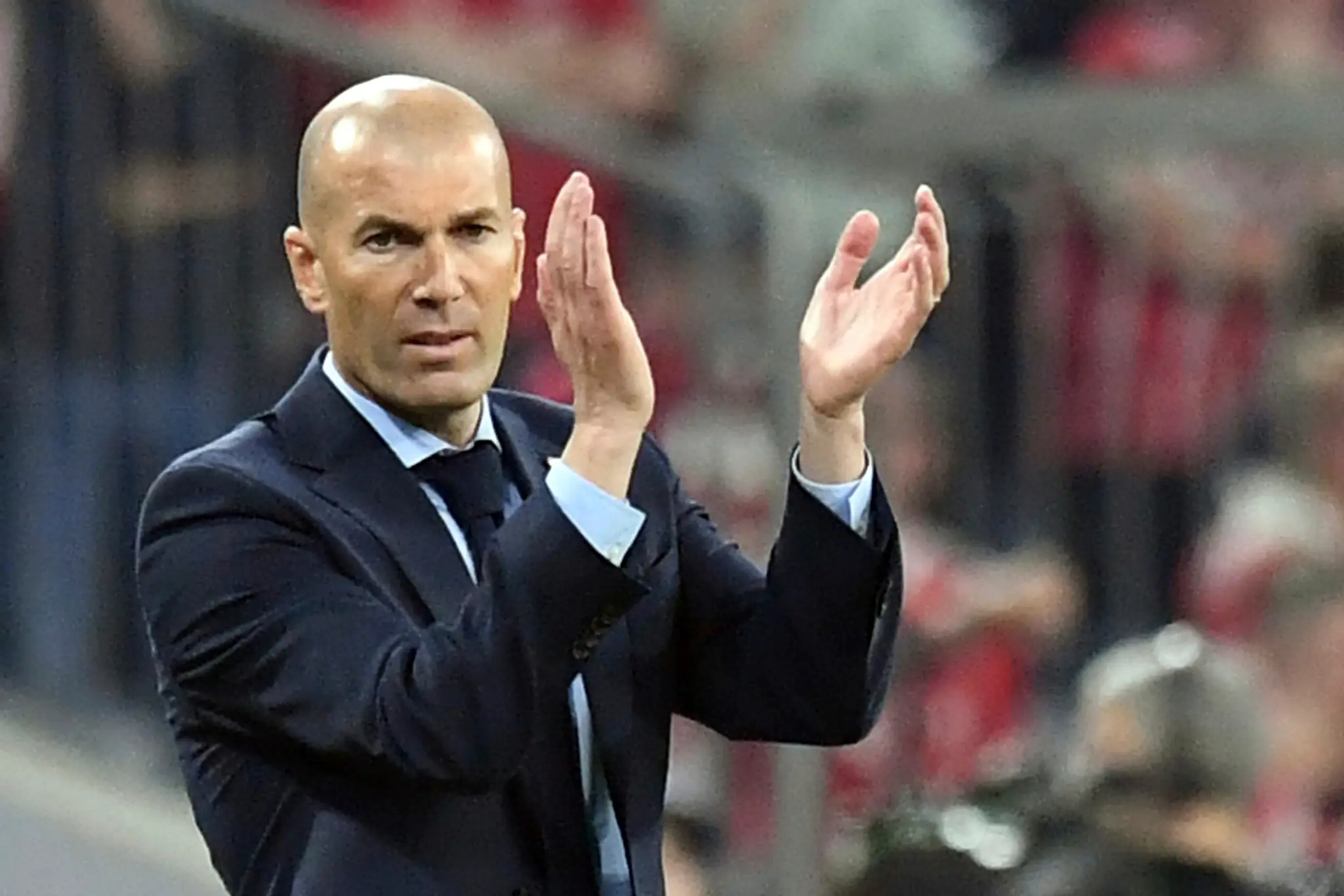 Kouč Realu Zinédine Zidane tlieska po výhre v prvom semifinále LM na pôde Bayernu.