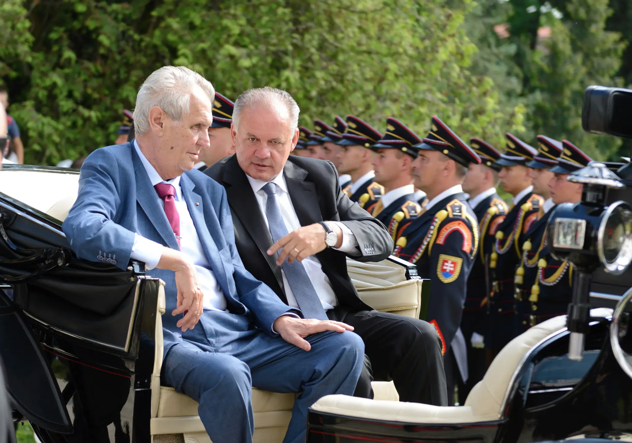 Miloš Zeman a Andrej Kiska prichádzajú na koči na zámok v Topoľčiankach.