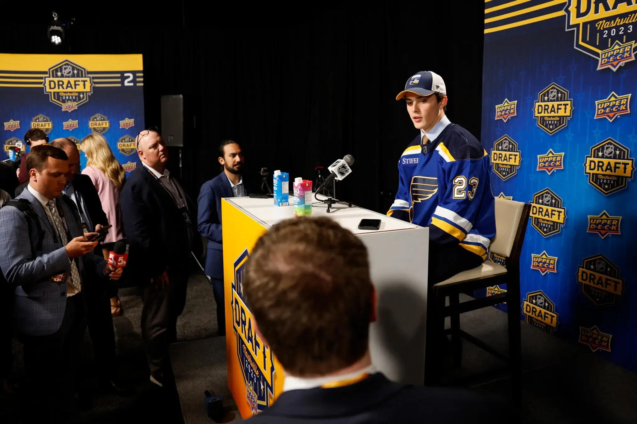 Dalibor Dvorský hovorí pred médiami po tom, ako bol na NHL draft 2023 vybratý St. Louisom.