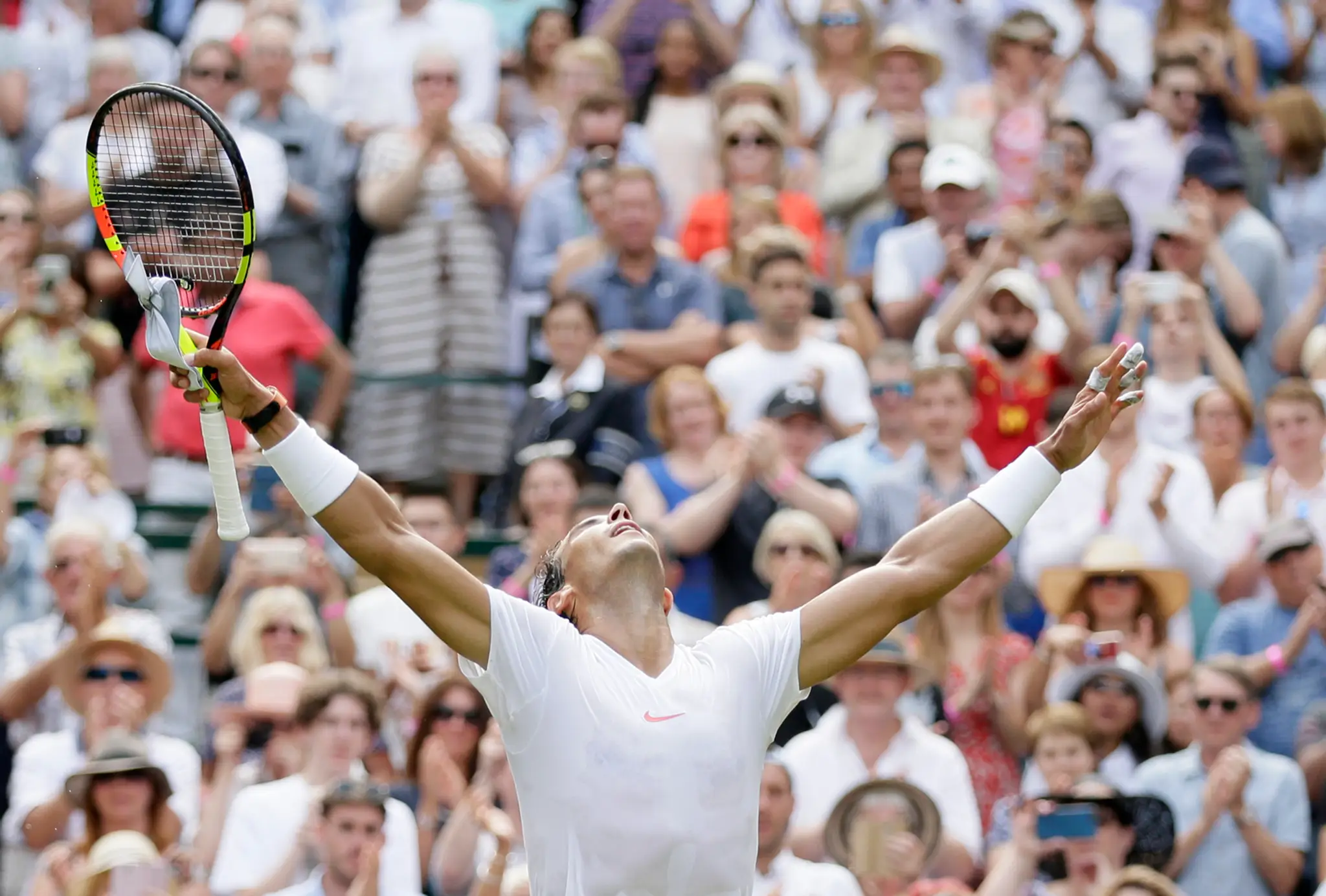 Španiel Rafael Nadal oslavuje svoj triumf v 2. kole Wimbledonu 2018.